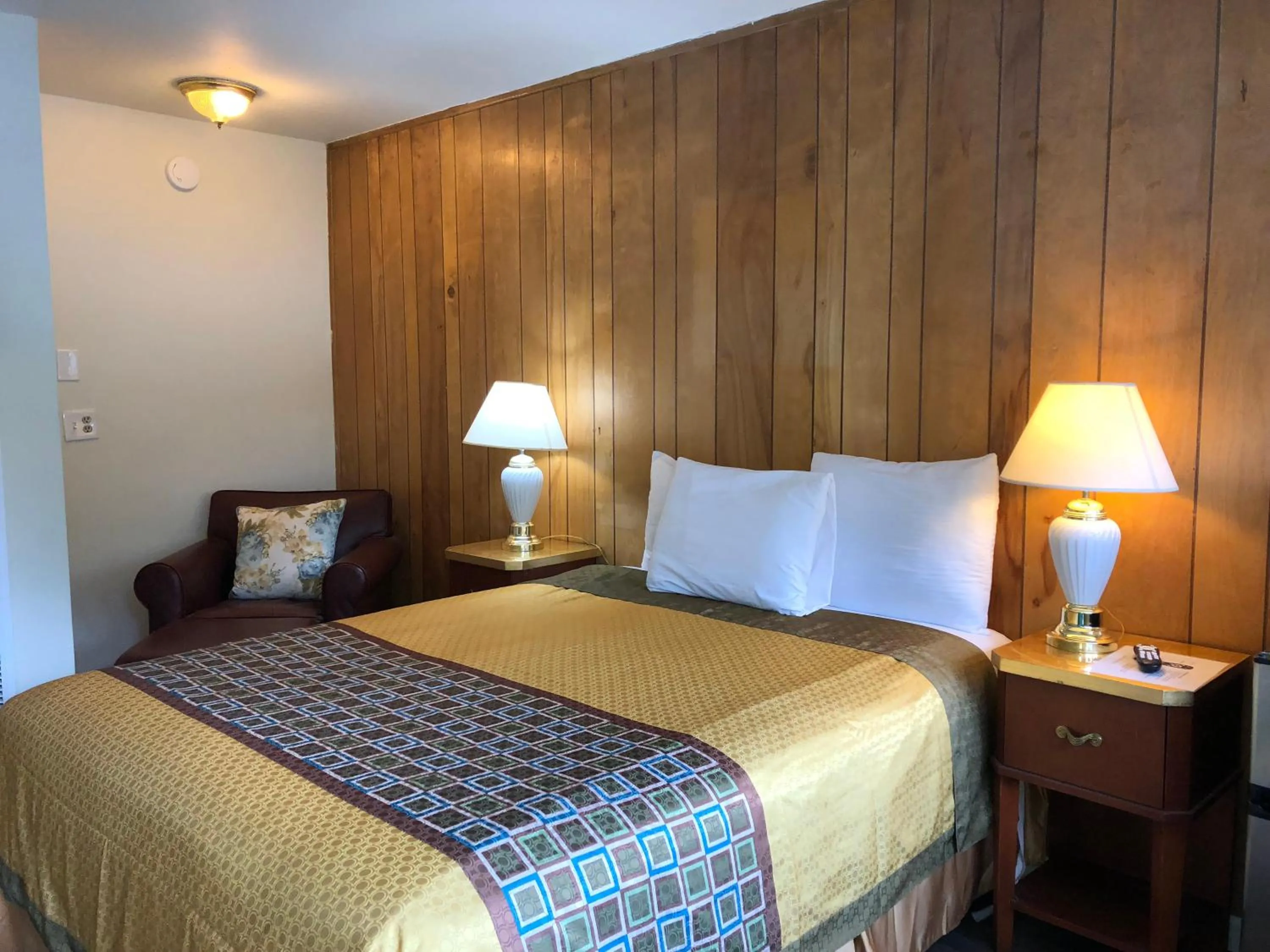 Bed in Cedar Inn & Suites