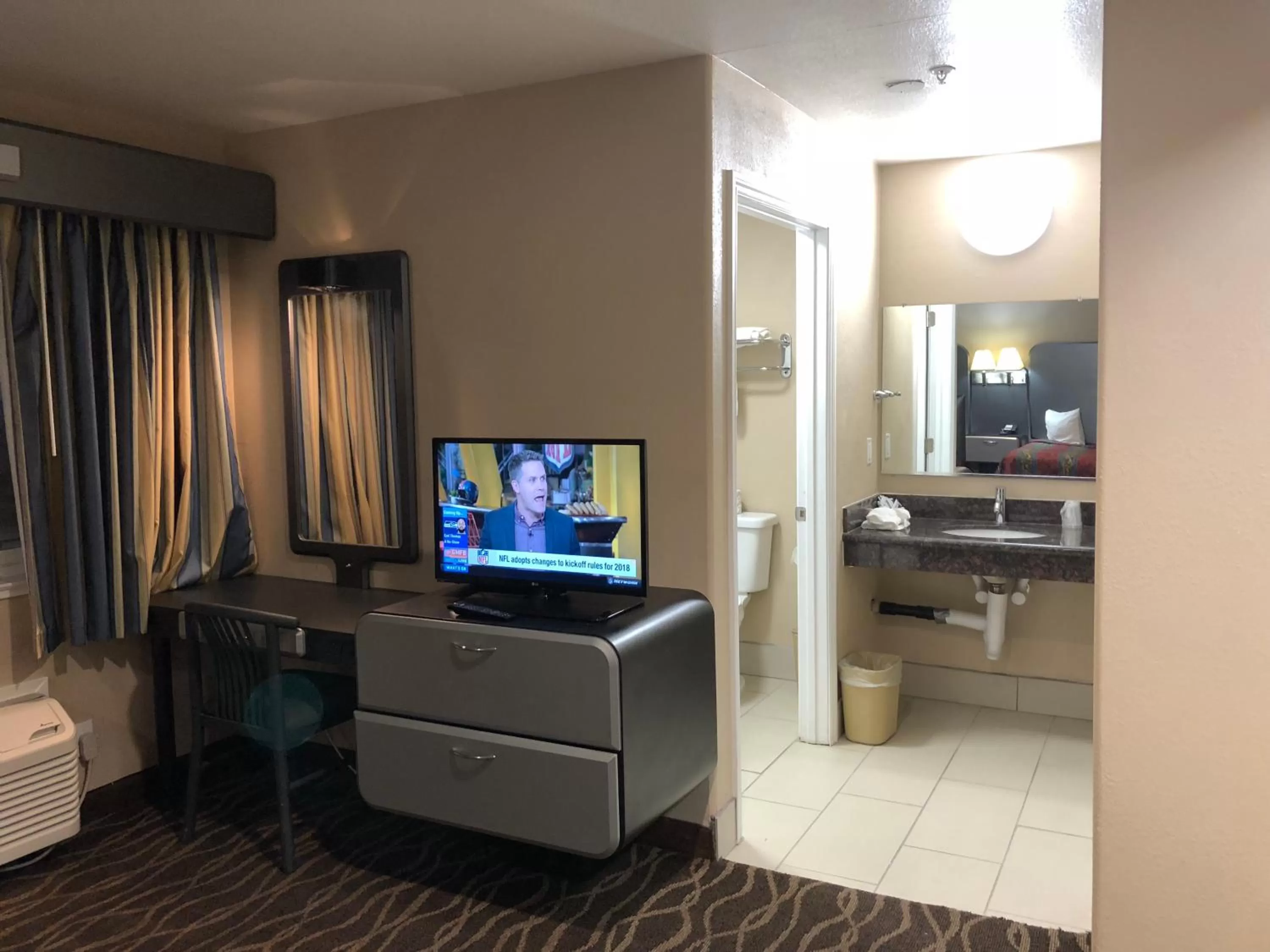 TV and multimedia in Casa Royal Inn