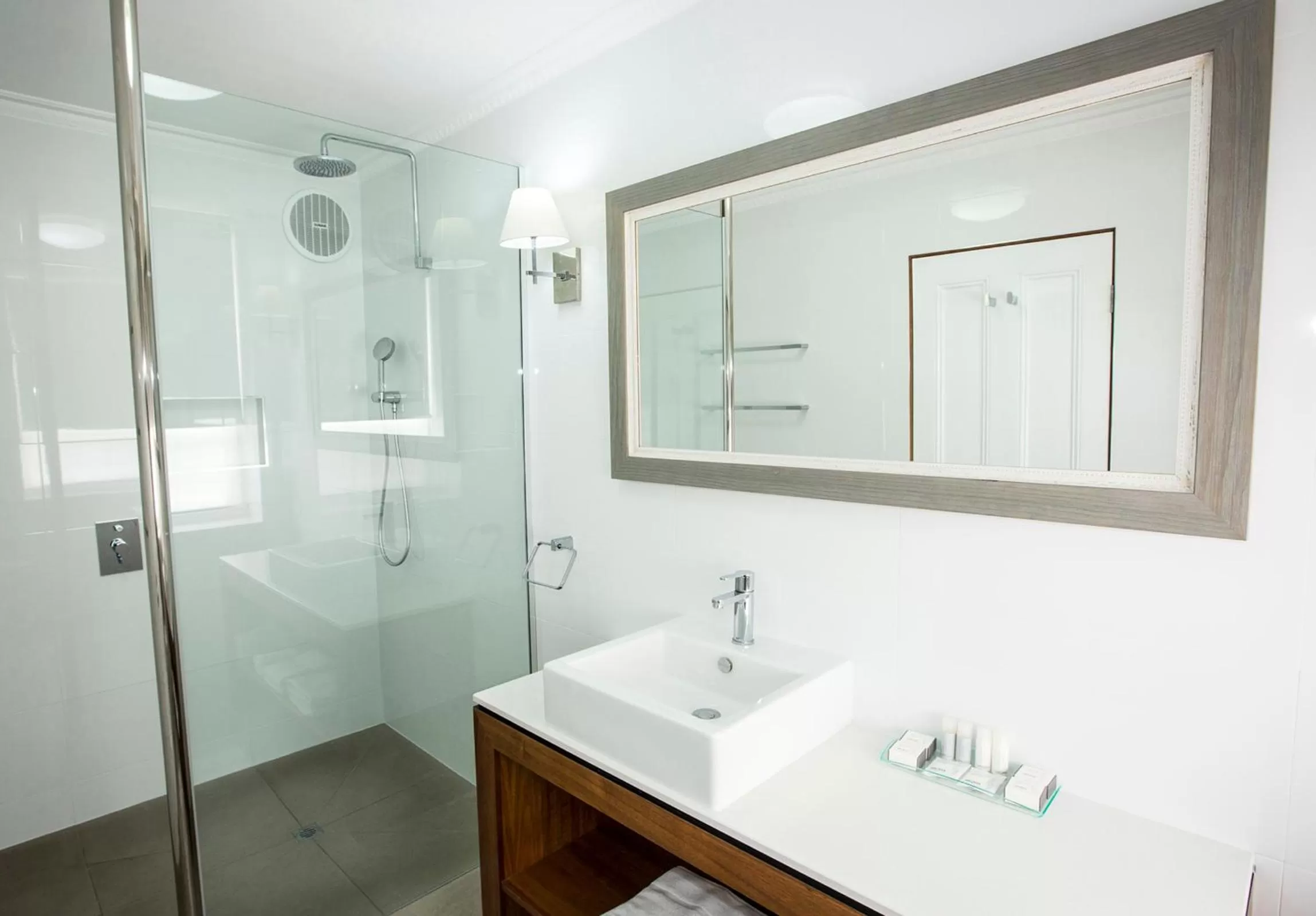 Shower in Seacombe House Motor Inn Port Fairy