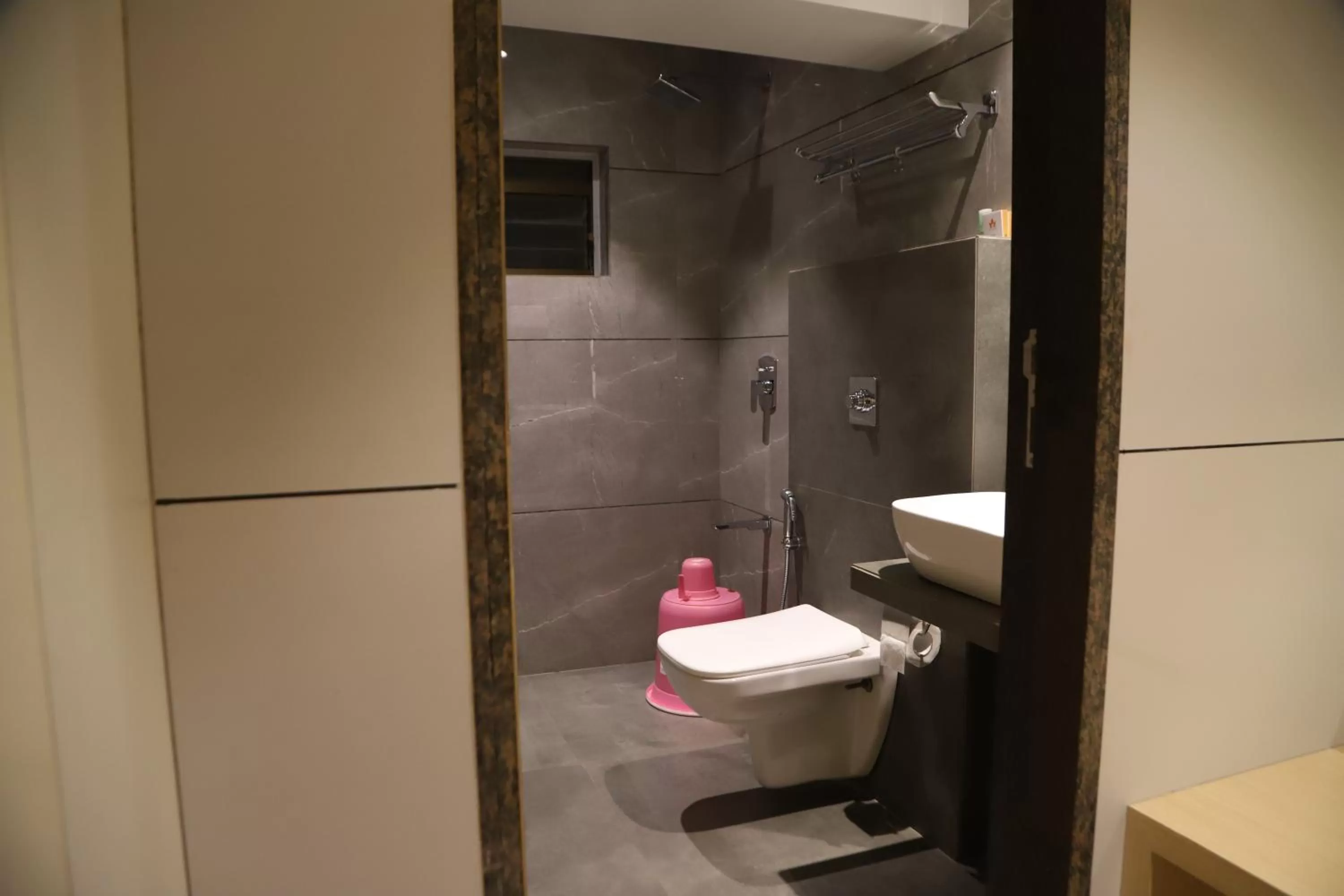 Shower, Bathroom in Maple Inn