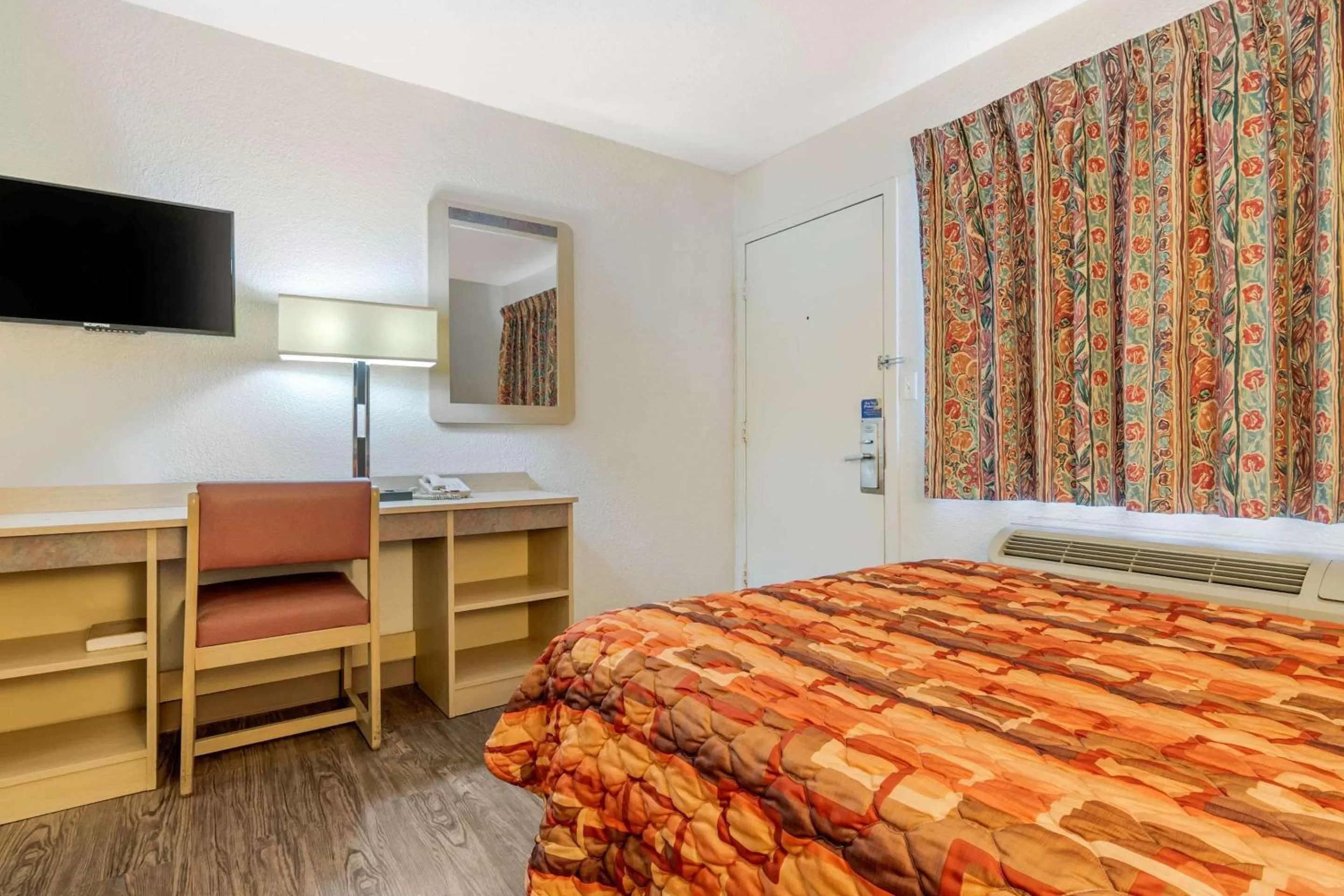 Photo of the whole room, Bed in Rodeway Inn