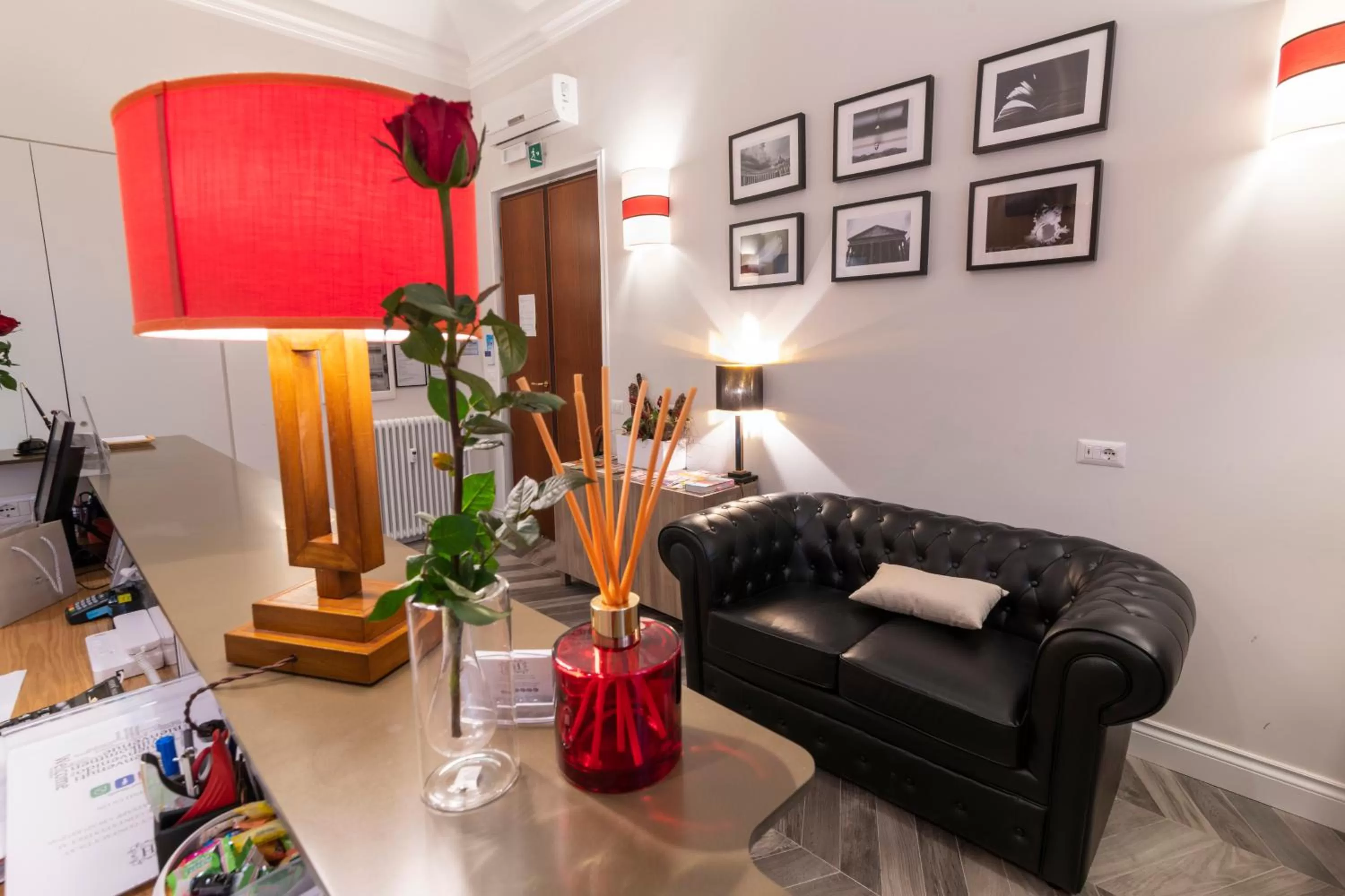 Communal lounge/ TV room in Eccelso Hotel