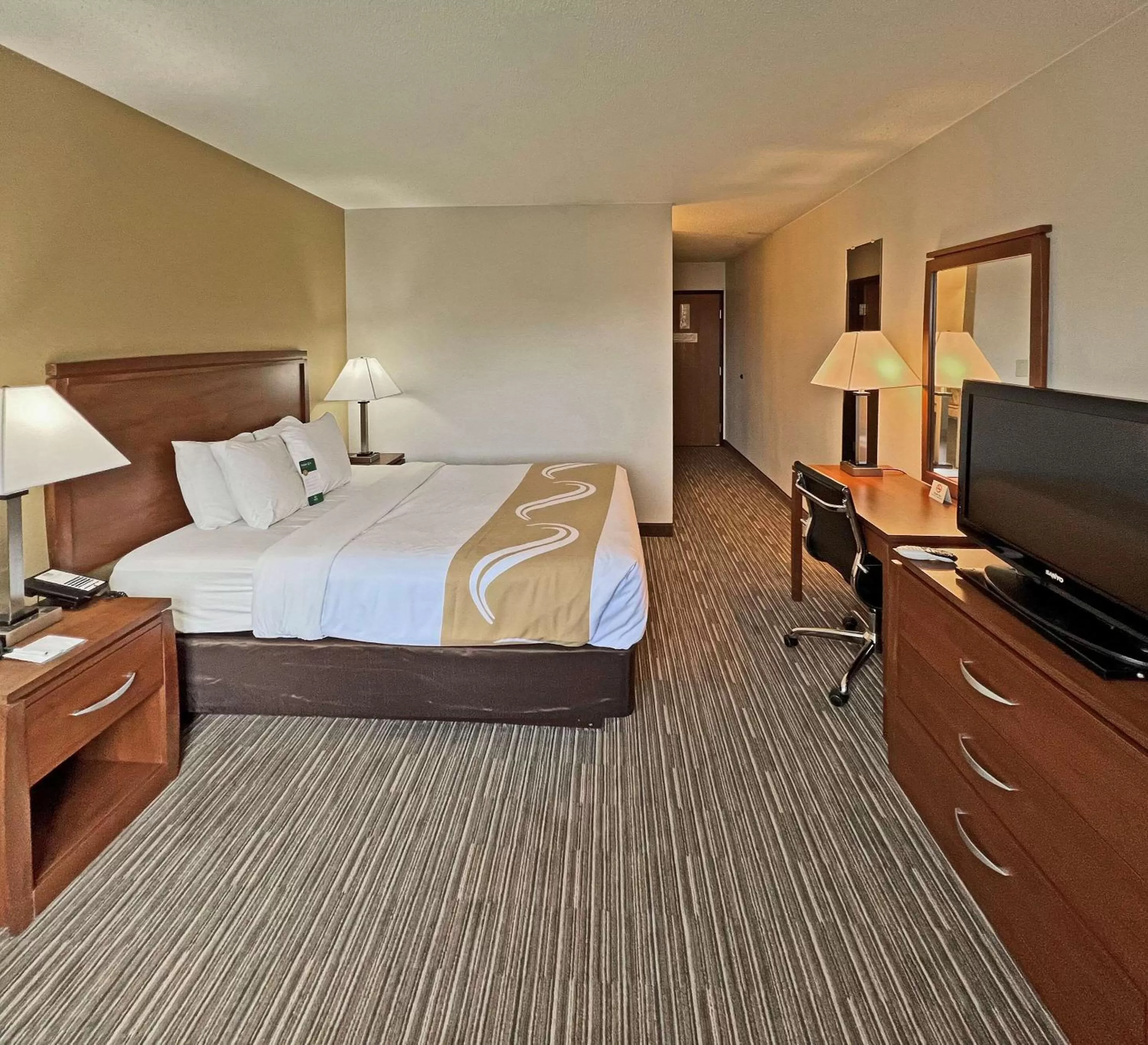 Bedroom, Bed in Quality Inn Mitchell I-90