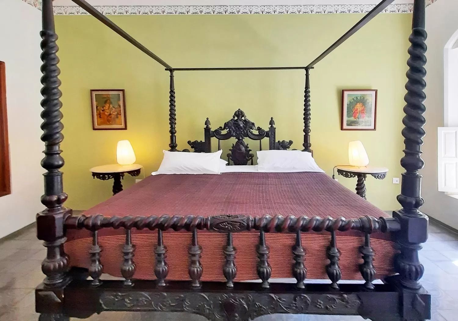 Bed in Saratha Vilas Chettinad