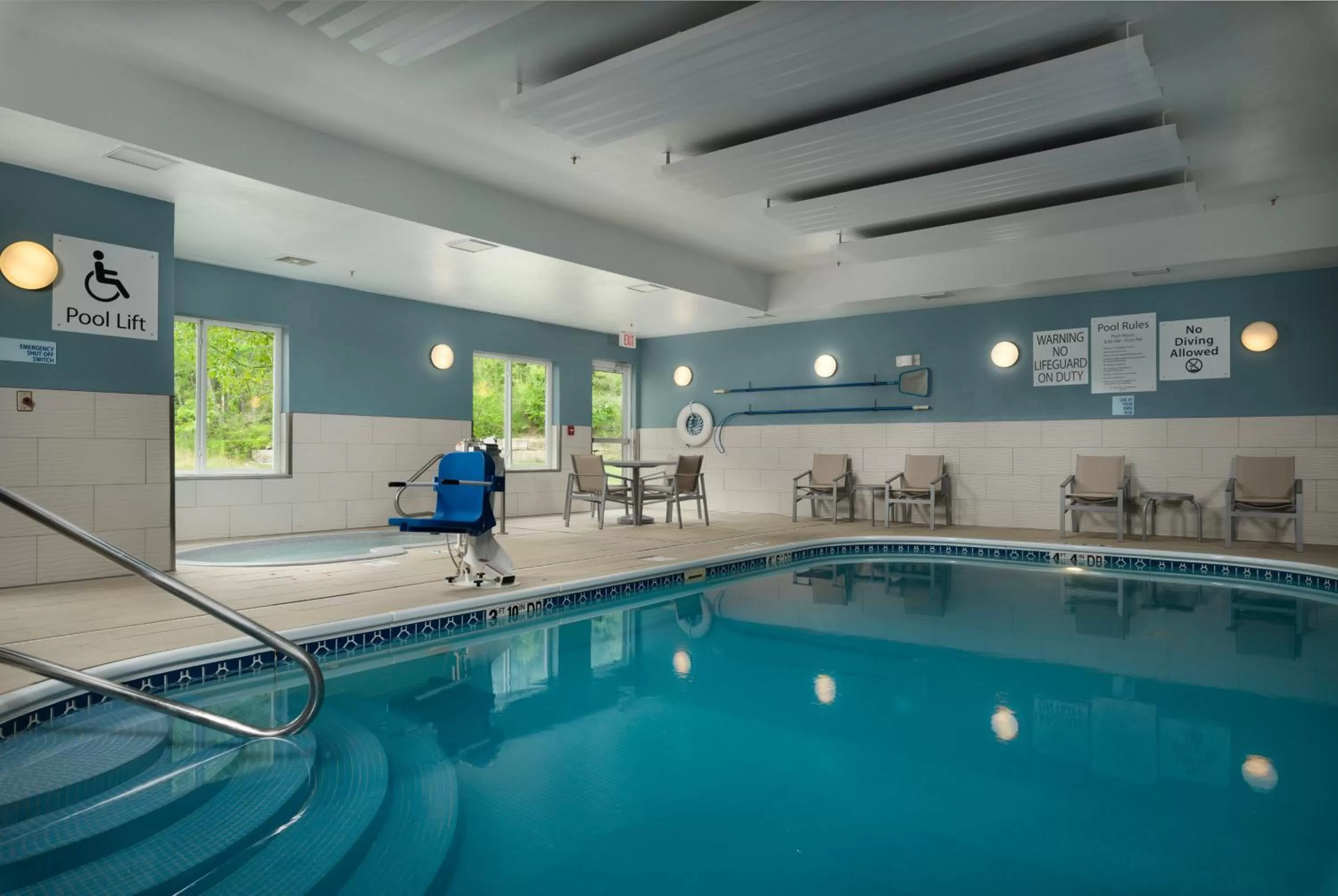 Swimming pool in Holiday Inn Express Independence - Kansas City by IHG