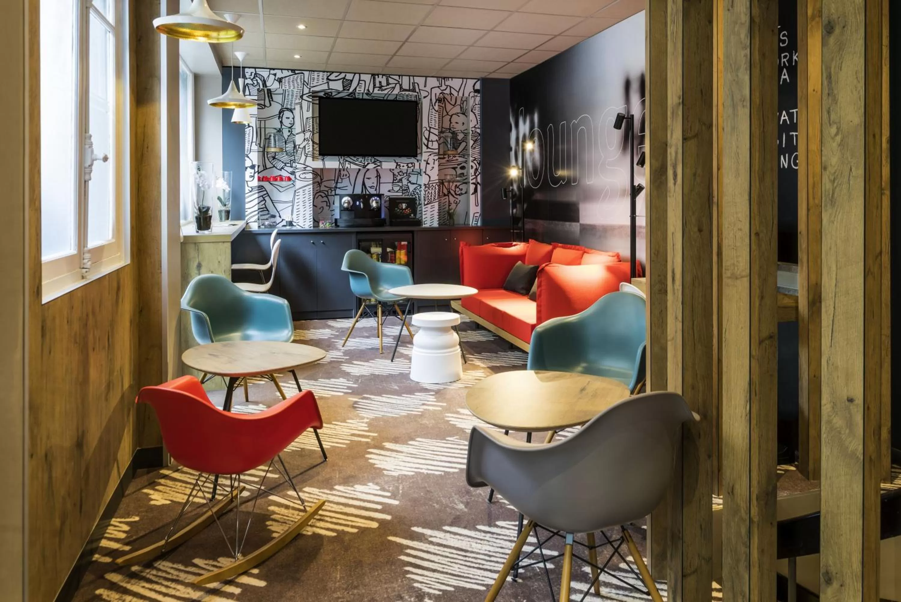 Communal lounge/ TV room in ibis Clichy Centre Mairie