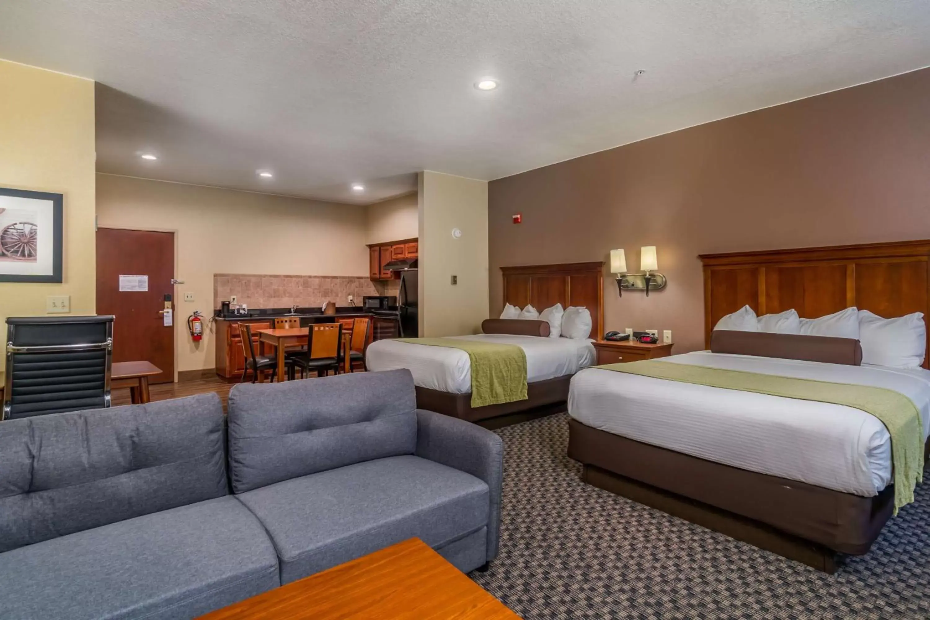 Queen Room with Two Queen Beds and Bath Tub - Mobility Accessible/Hot Tub/Non-Smoking in Best Western Plus Shamrock Inn & Suites Queen Room with Two Queen Beds and Bath Tub - Mobility Accessible/Hot Tub/Non-Smoking in Best Western Plus Shamrock Inn & Suites