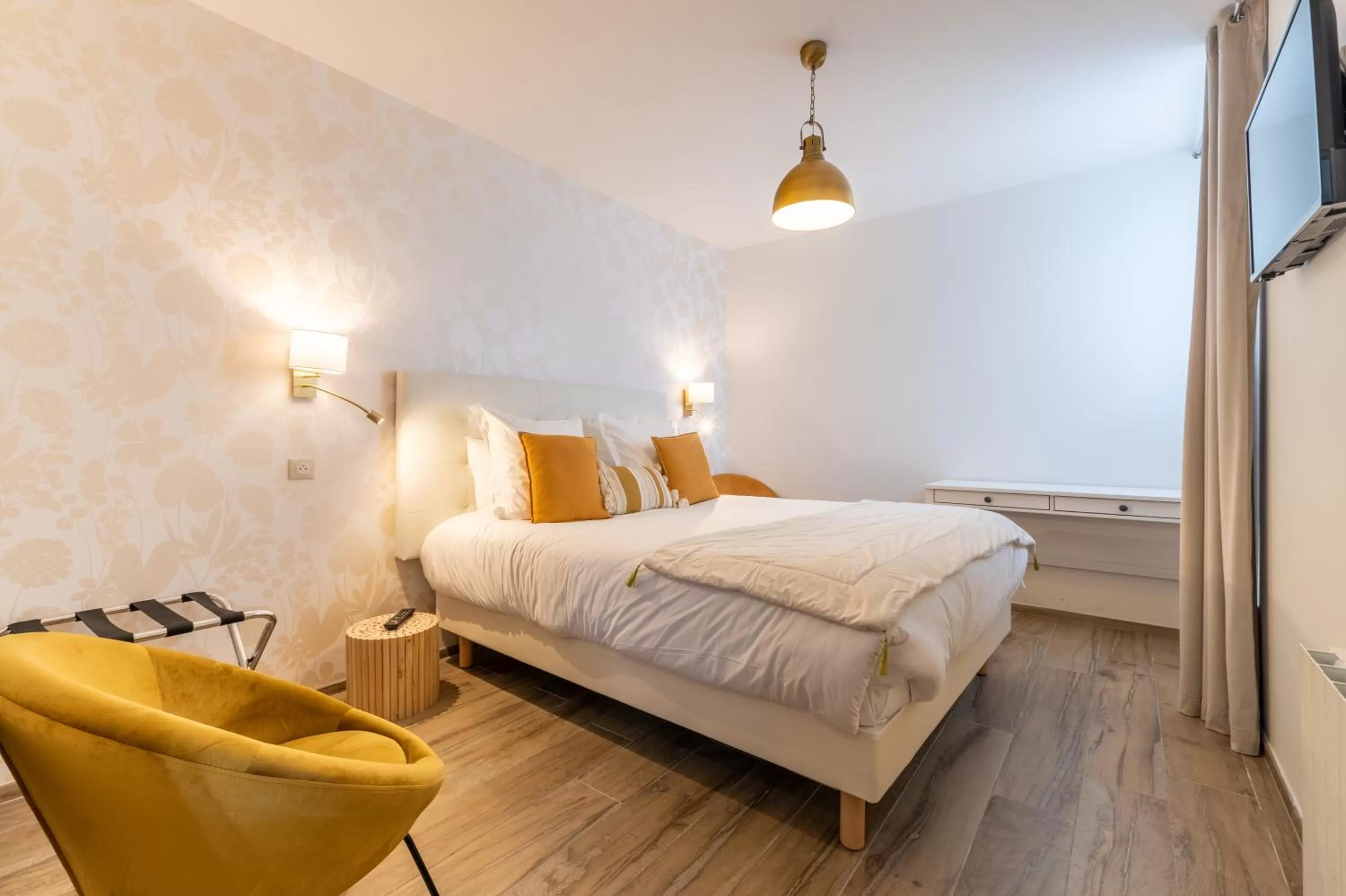 Night, Bed in Hôtel Échappée en Baie - Parking privé gratuit