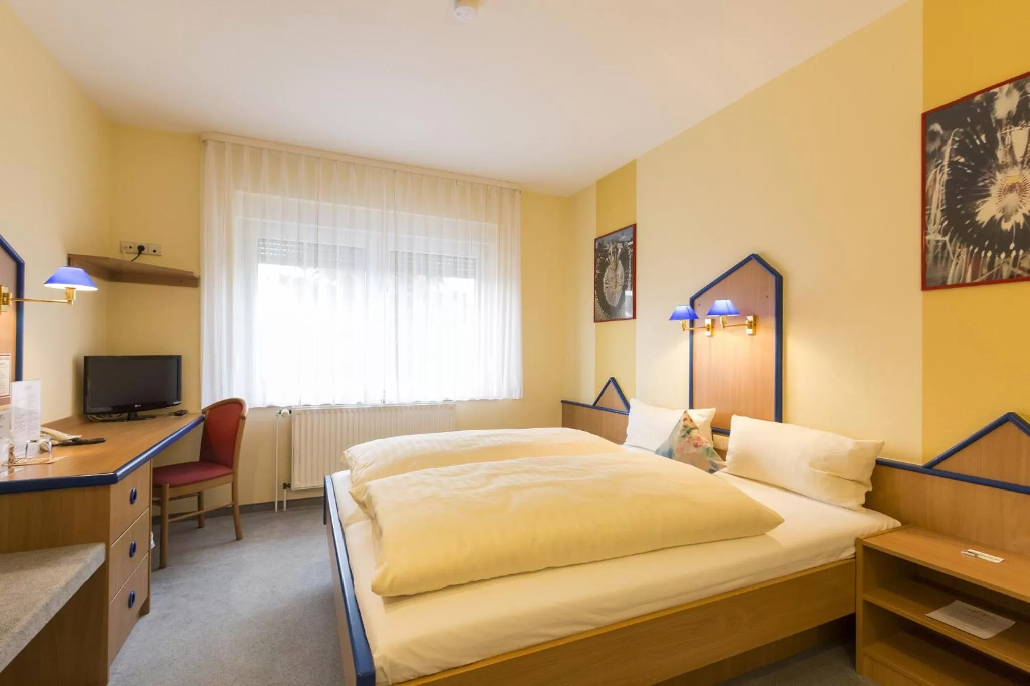 Photo of the whole room, Bed in Globotel Hotel Garbsen