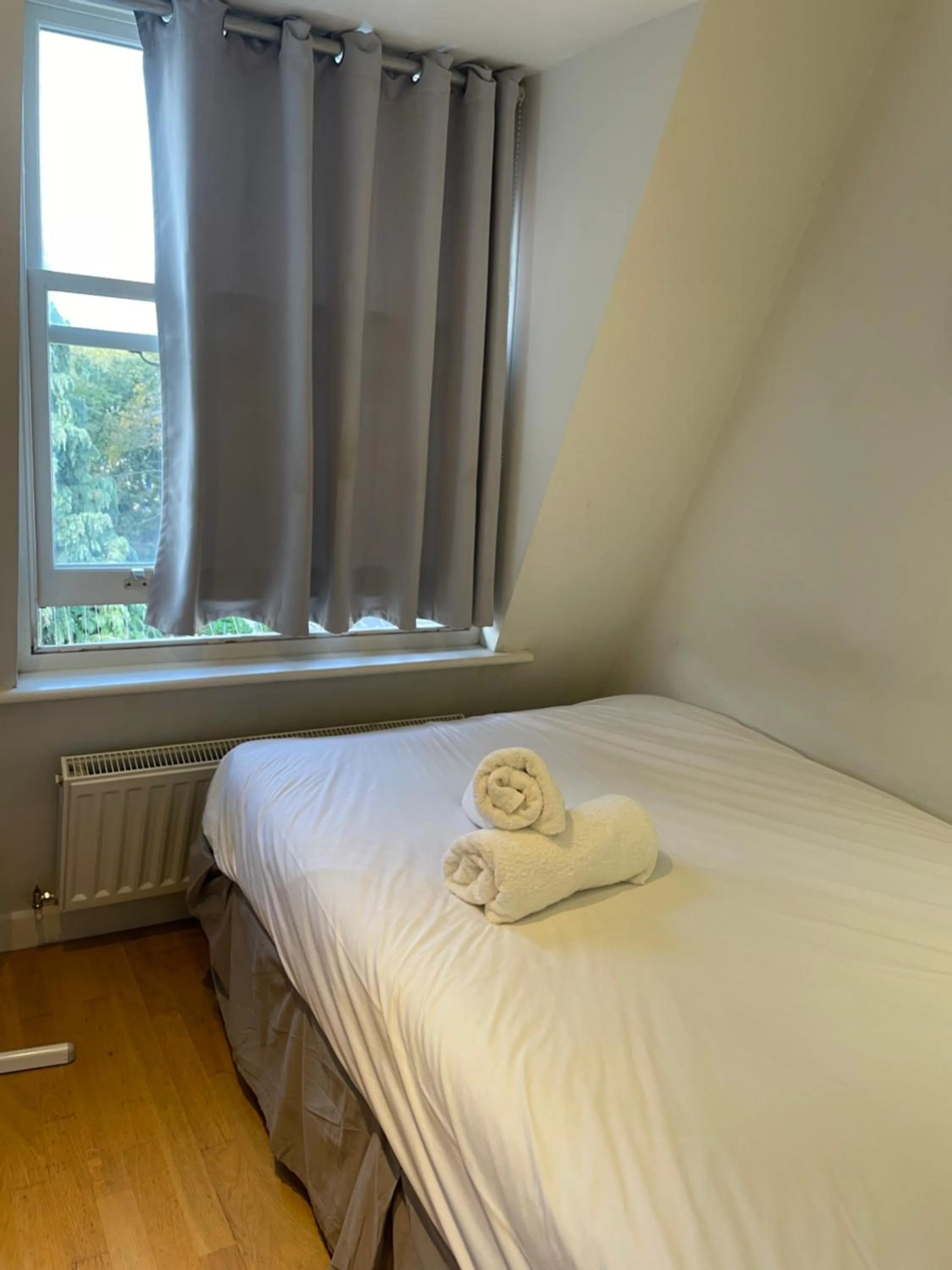 Single Room with Private Bathroom in 23