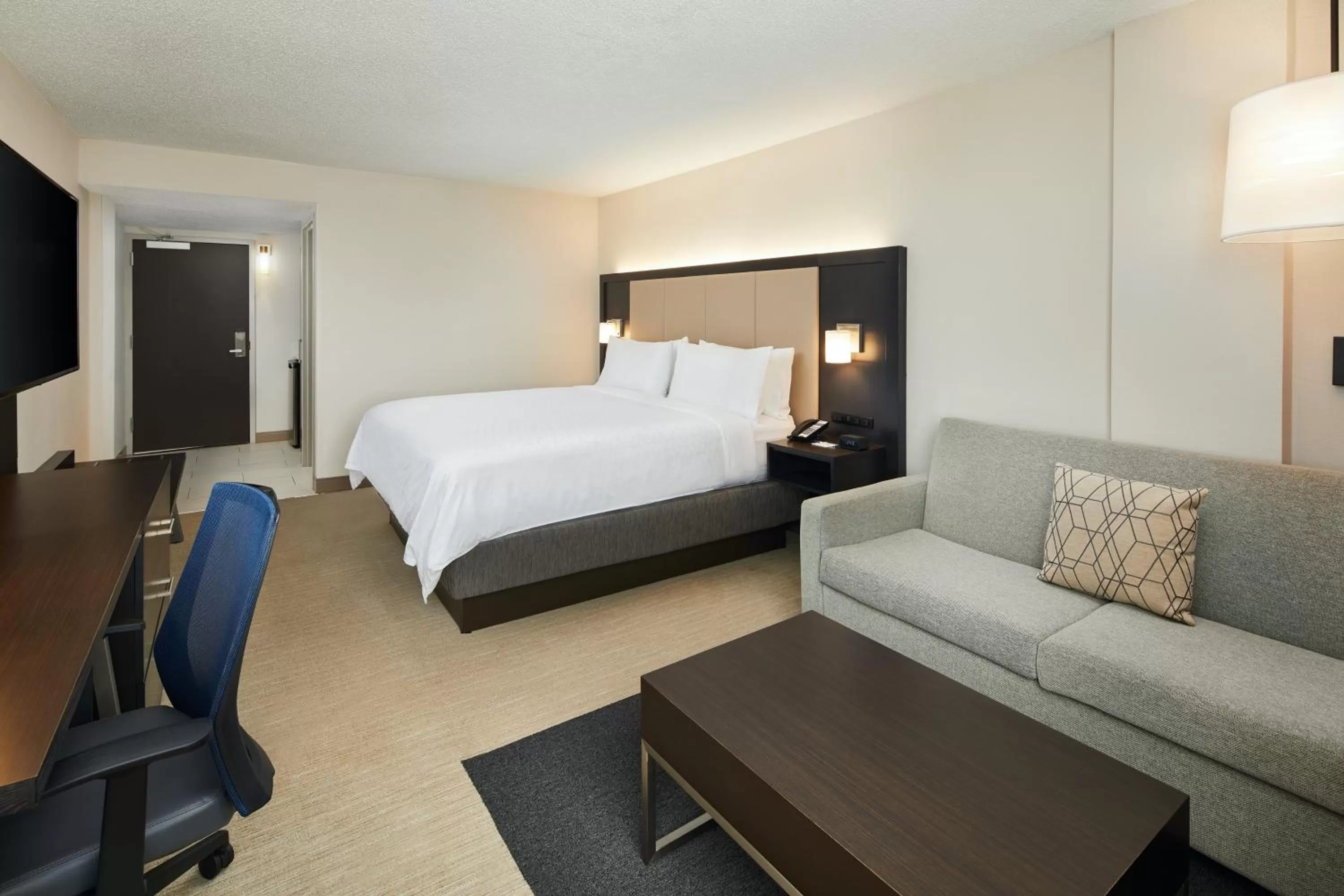 Photo of the whole room, Bed in Holiday Inn Express Richmond - Midtown by IHG