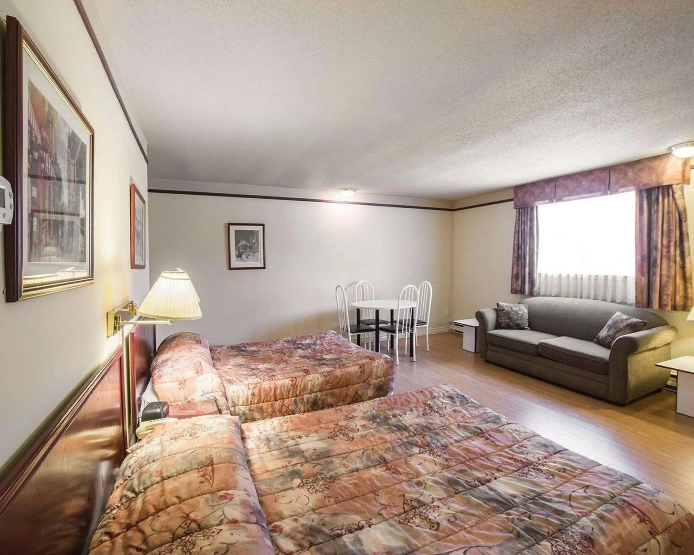 Standard Double Room - Non-Smoking in ÉconoHôtel Standard Double Room - Non-Smoking in ÉconoHôtel