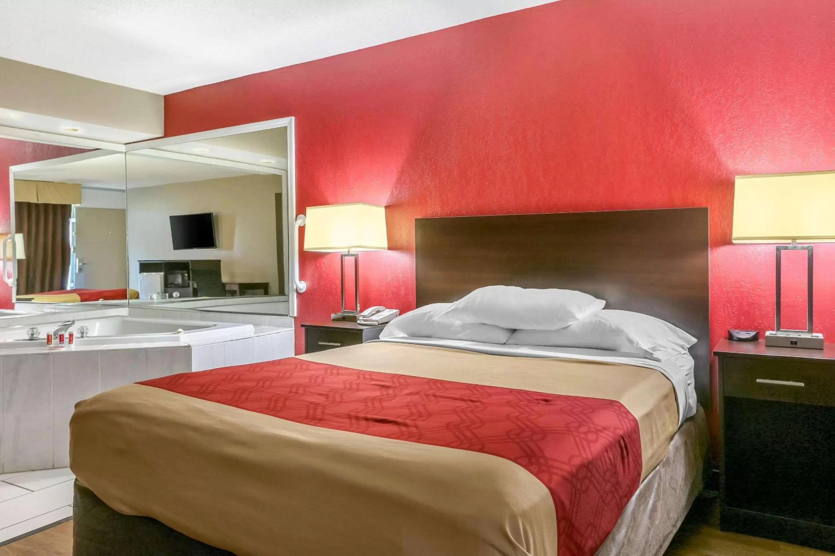 Photo of the whole room, Bed in Econo Lodge