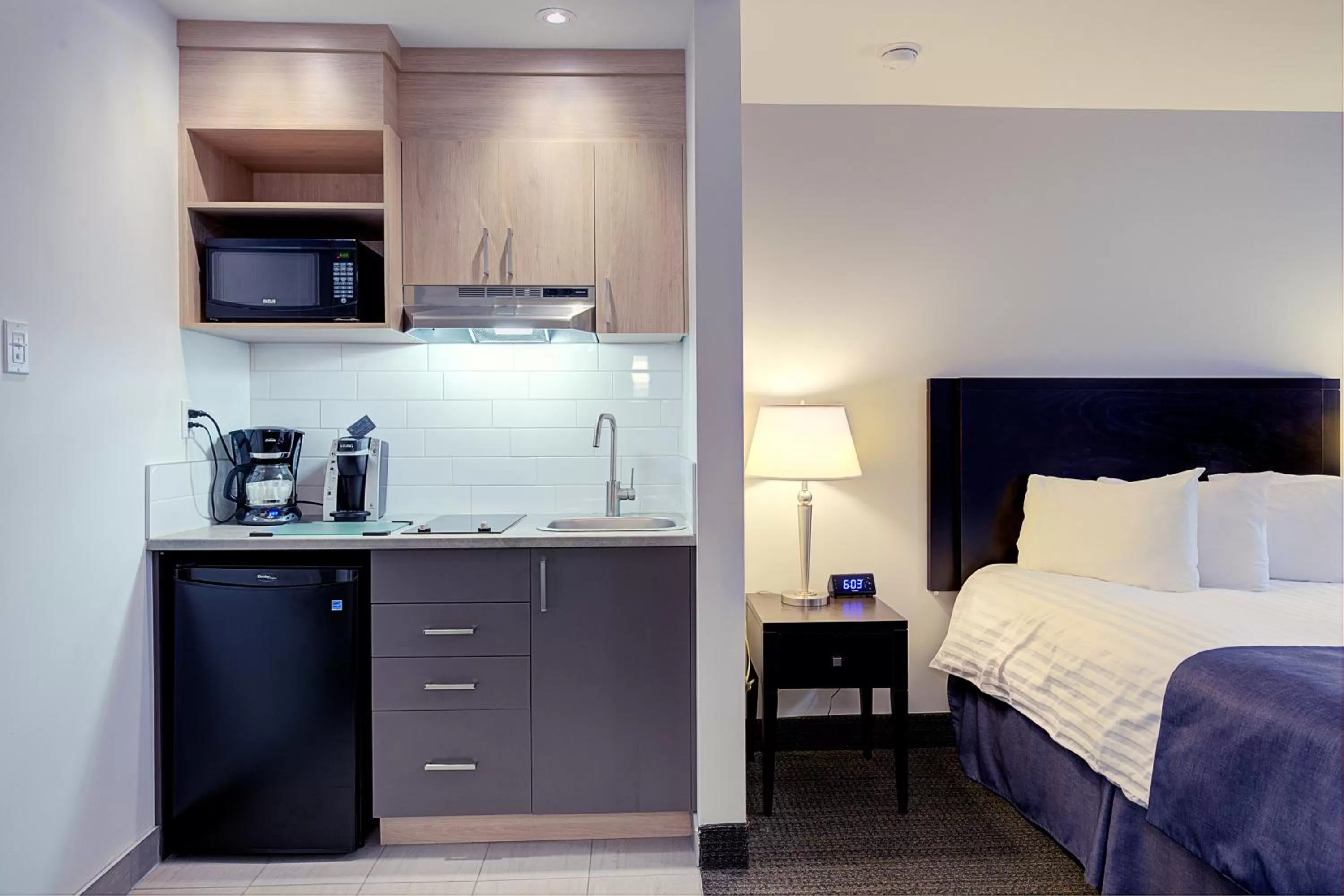 Kitchen or kitchenette, Bed in Hotel Vacances Tremblant