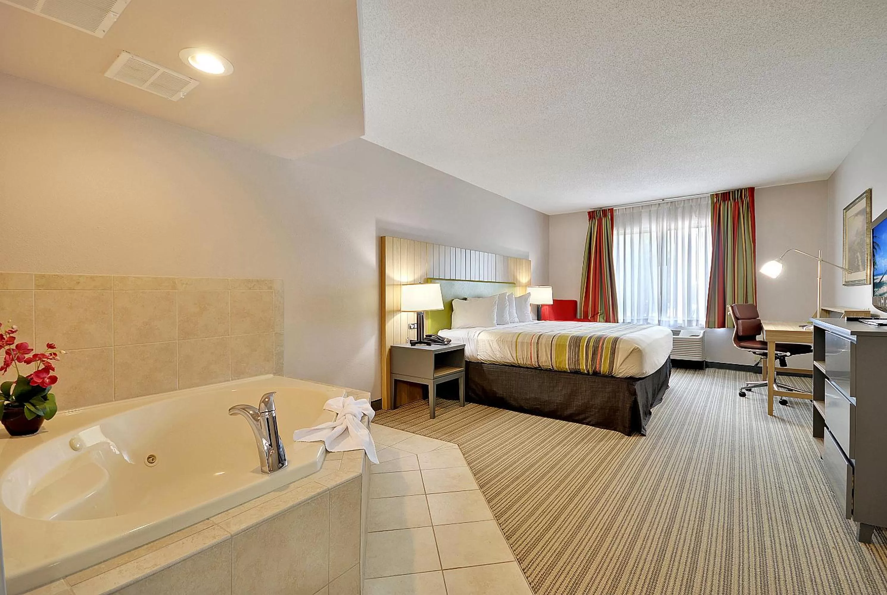 Hot Tub, Bed in Country Inn & Suites By Radisson, Charleston North, SC