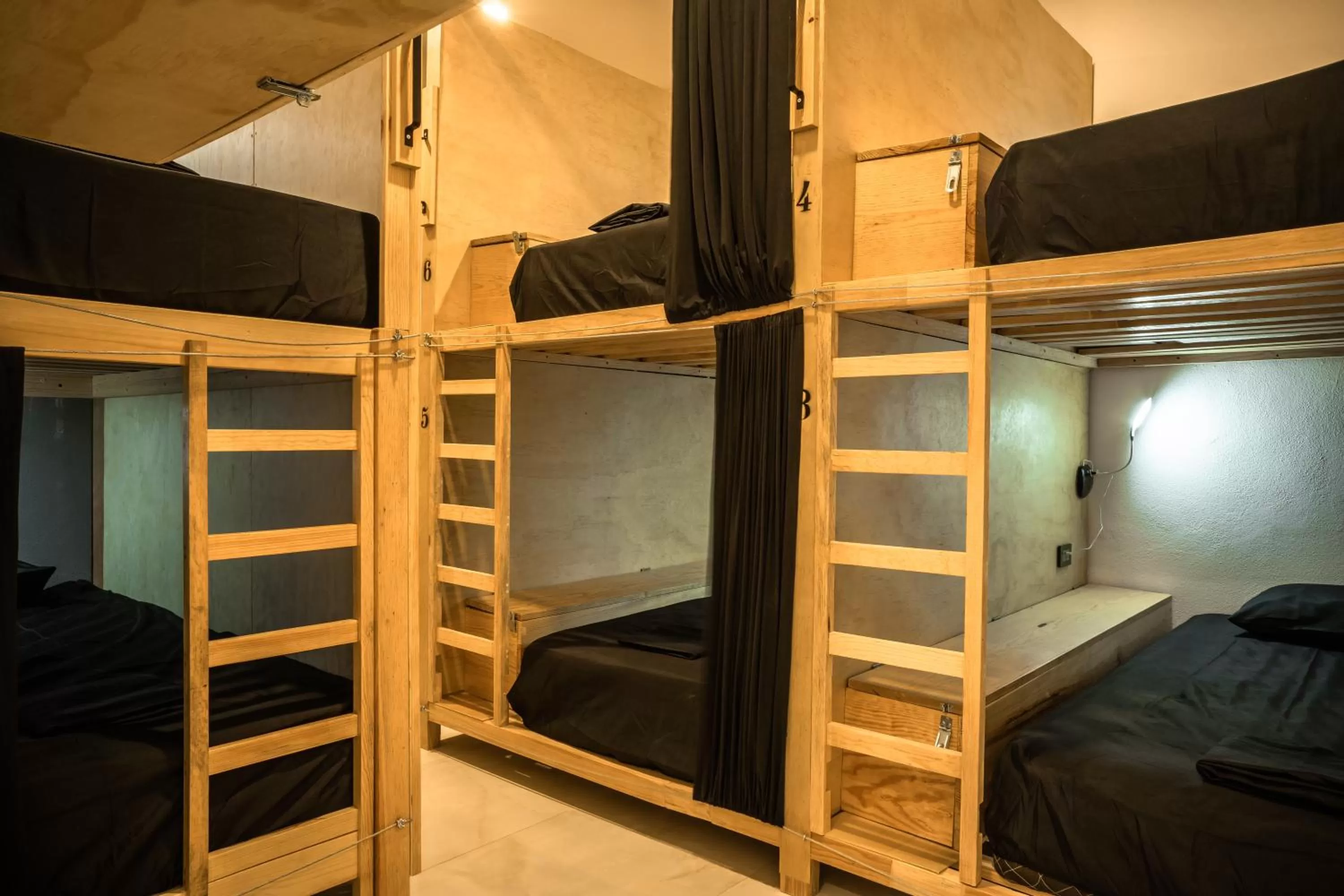 Bunk Bed in Maui hostel playa del carmen