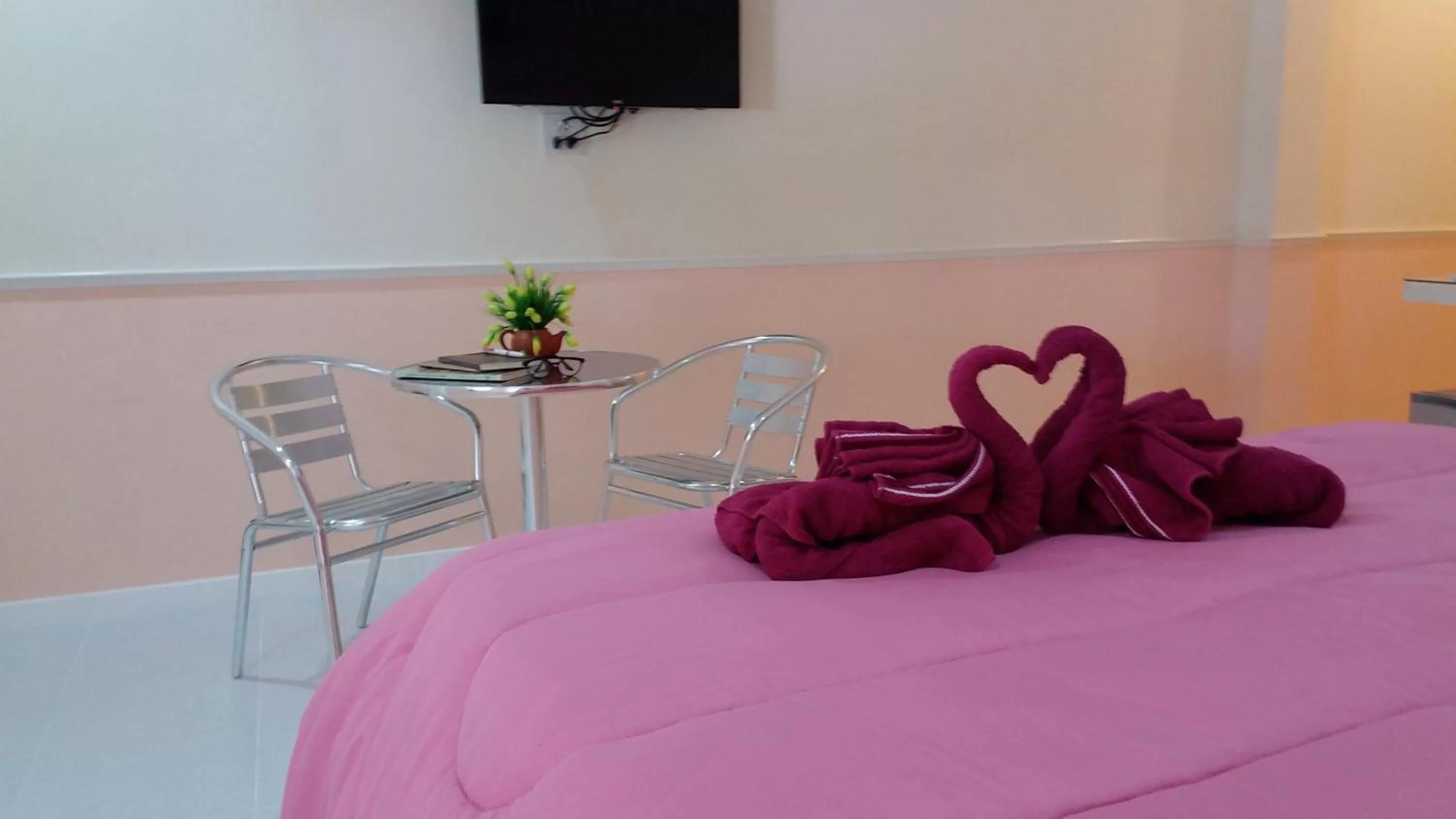 Shower, Bed in Fancy Carp Resort