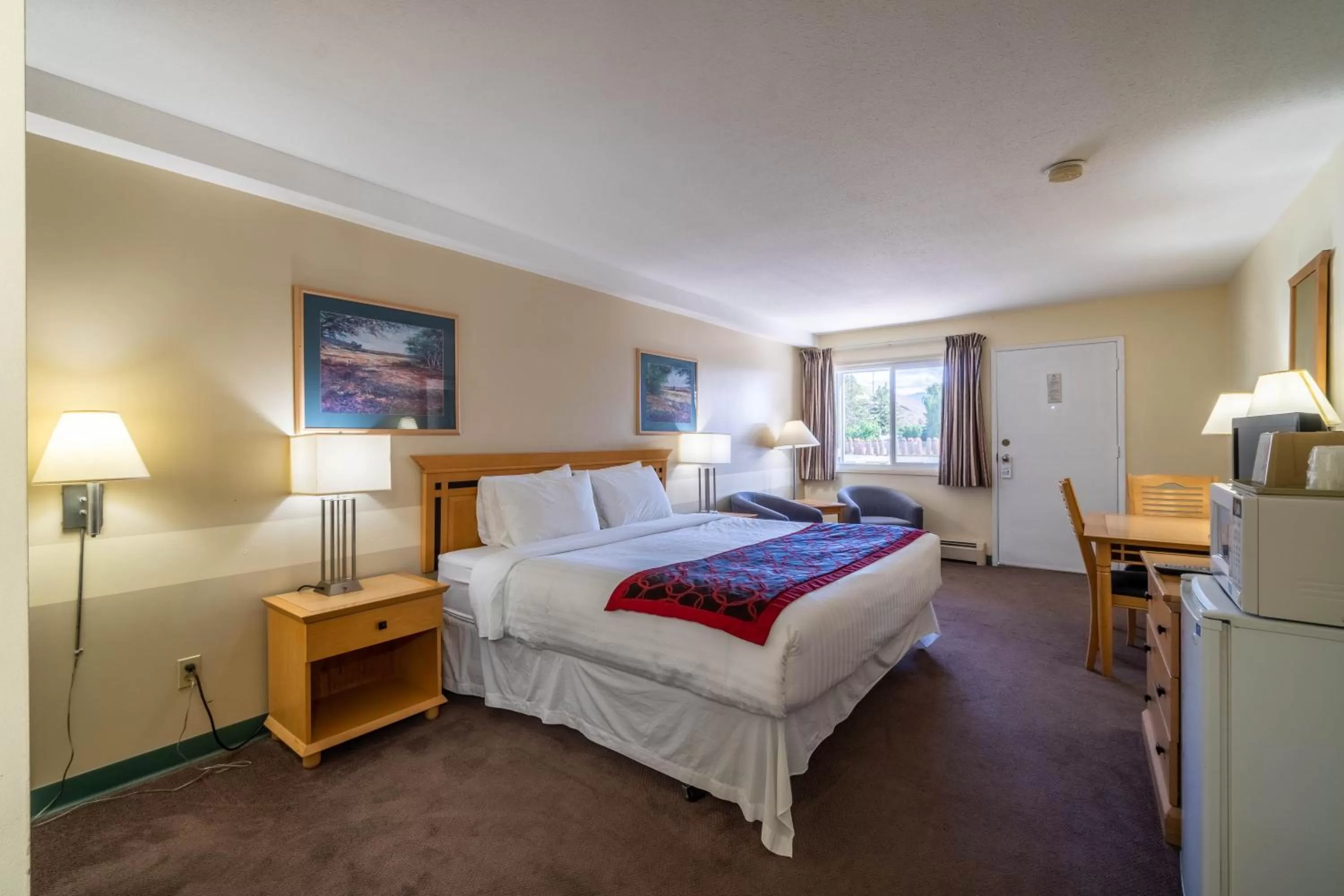 Day, Bed in Canada's Best Value Desert Inn & Suites