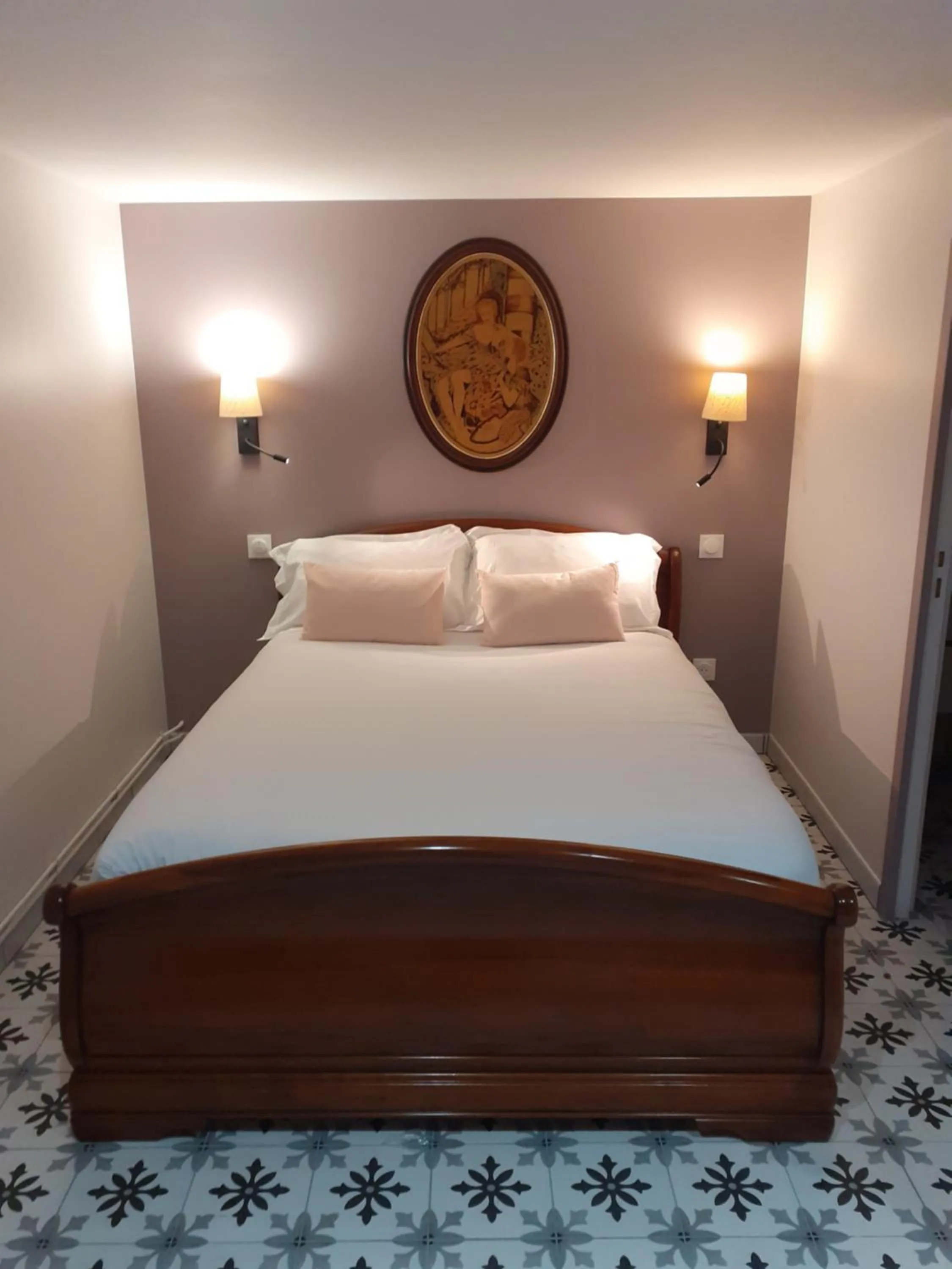 Bedroom, Bed in Hotel de Charme La Bonne Adresse - Logis hotels