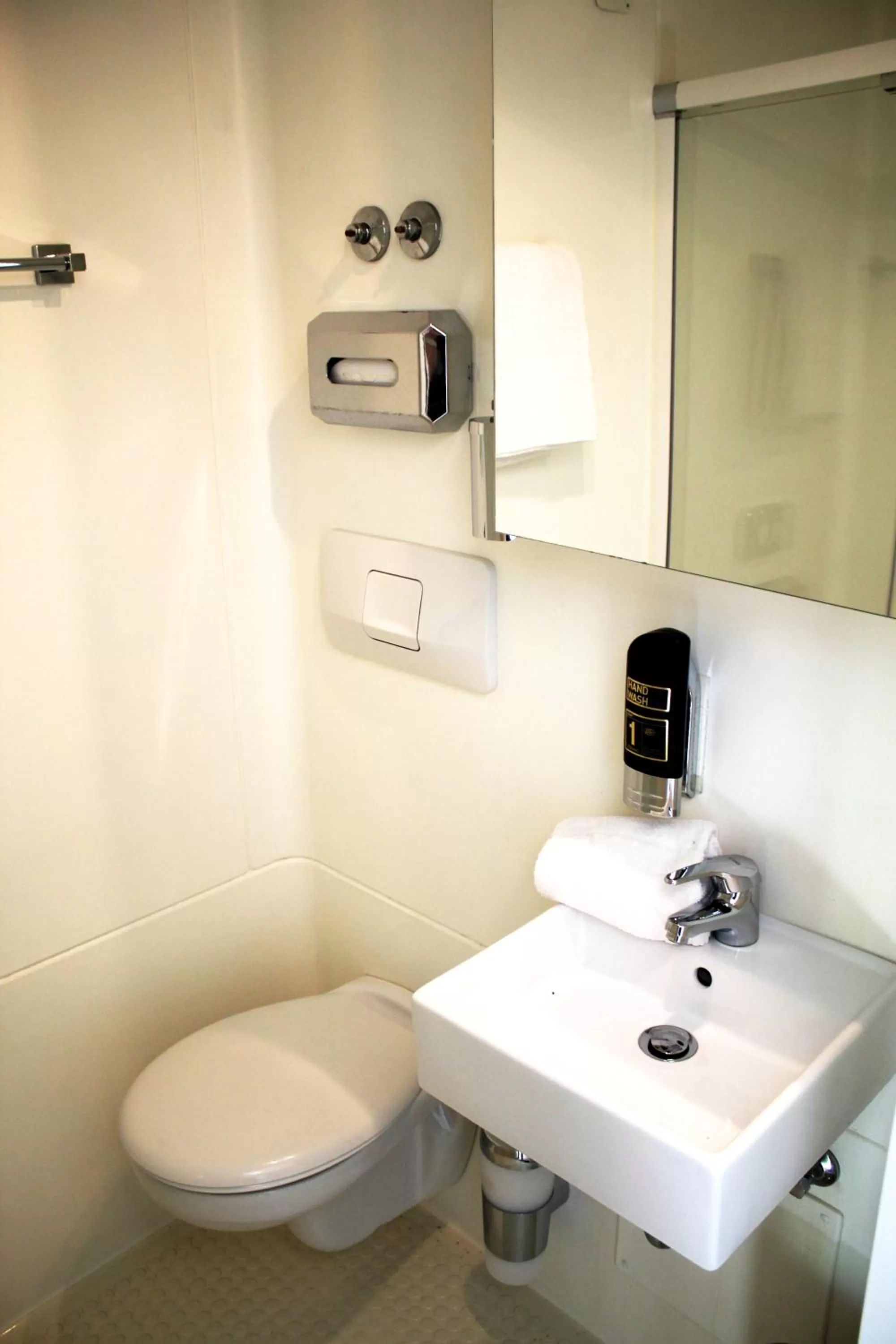 Bathroom in bestprice Hotel Bendorf Koblenz