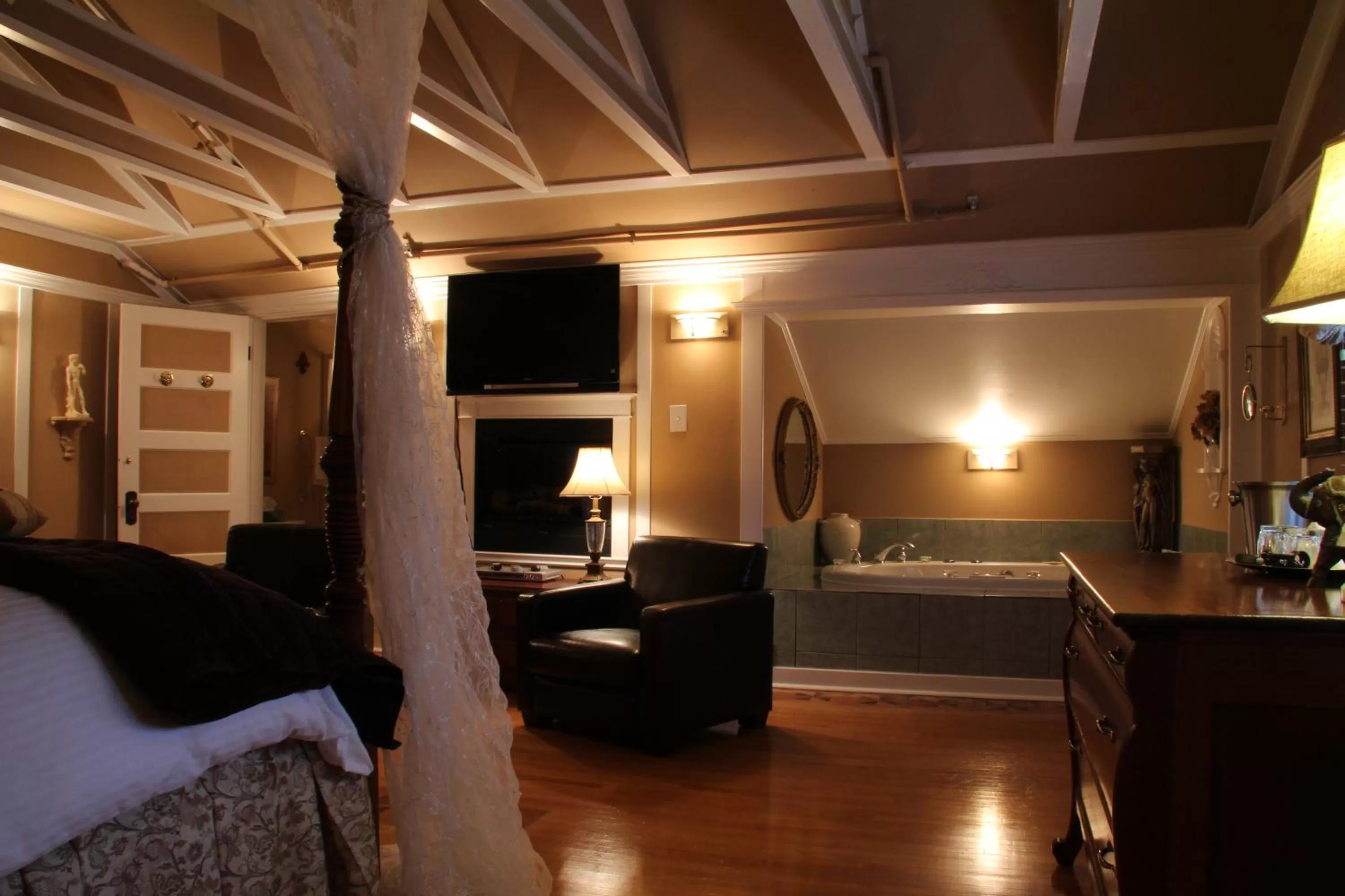 Seating area, Bed in Leaside Manor