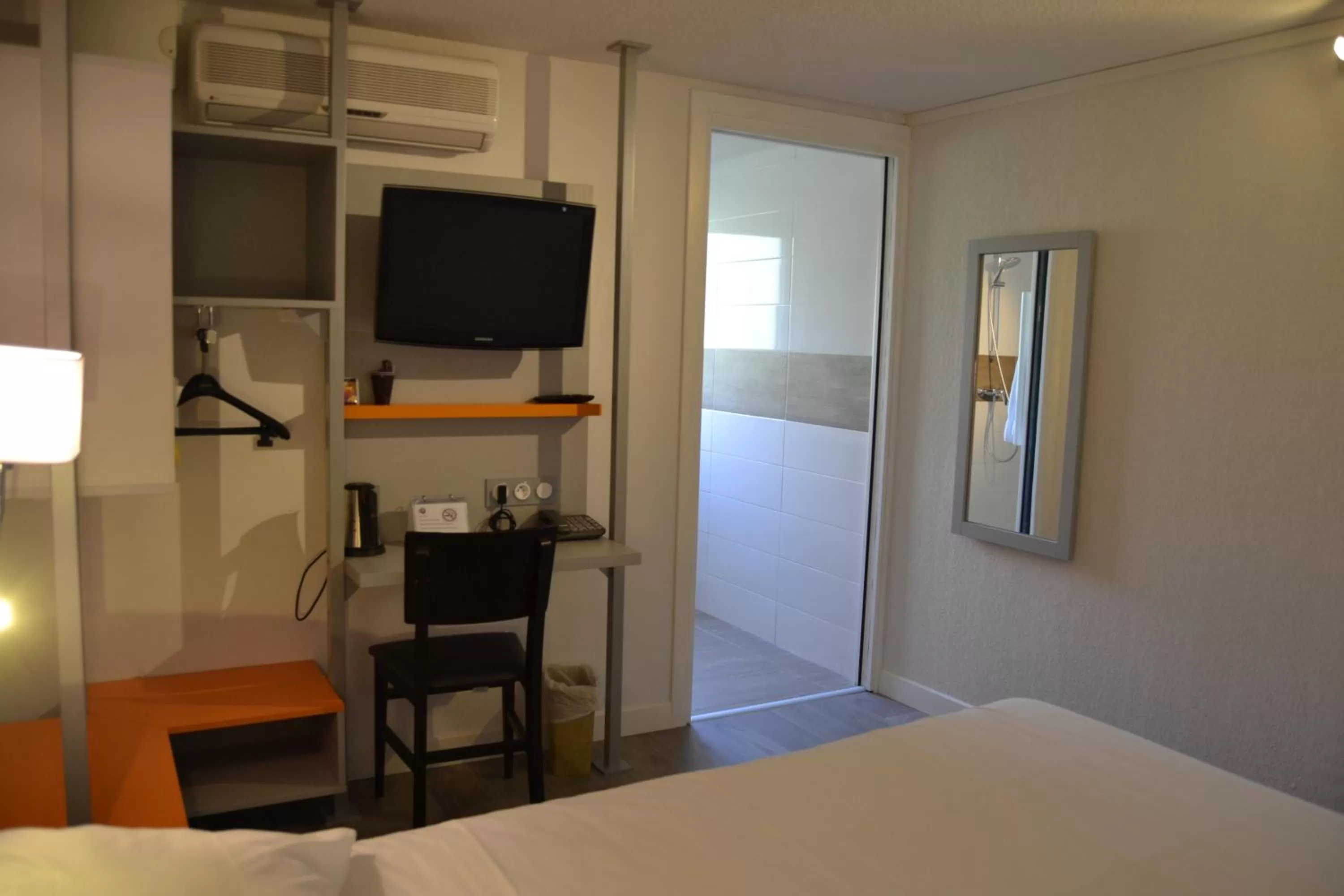 Coffee/tea facilities, Bed in Hotel du Parc Euromédecine by AKENA