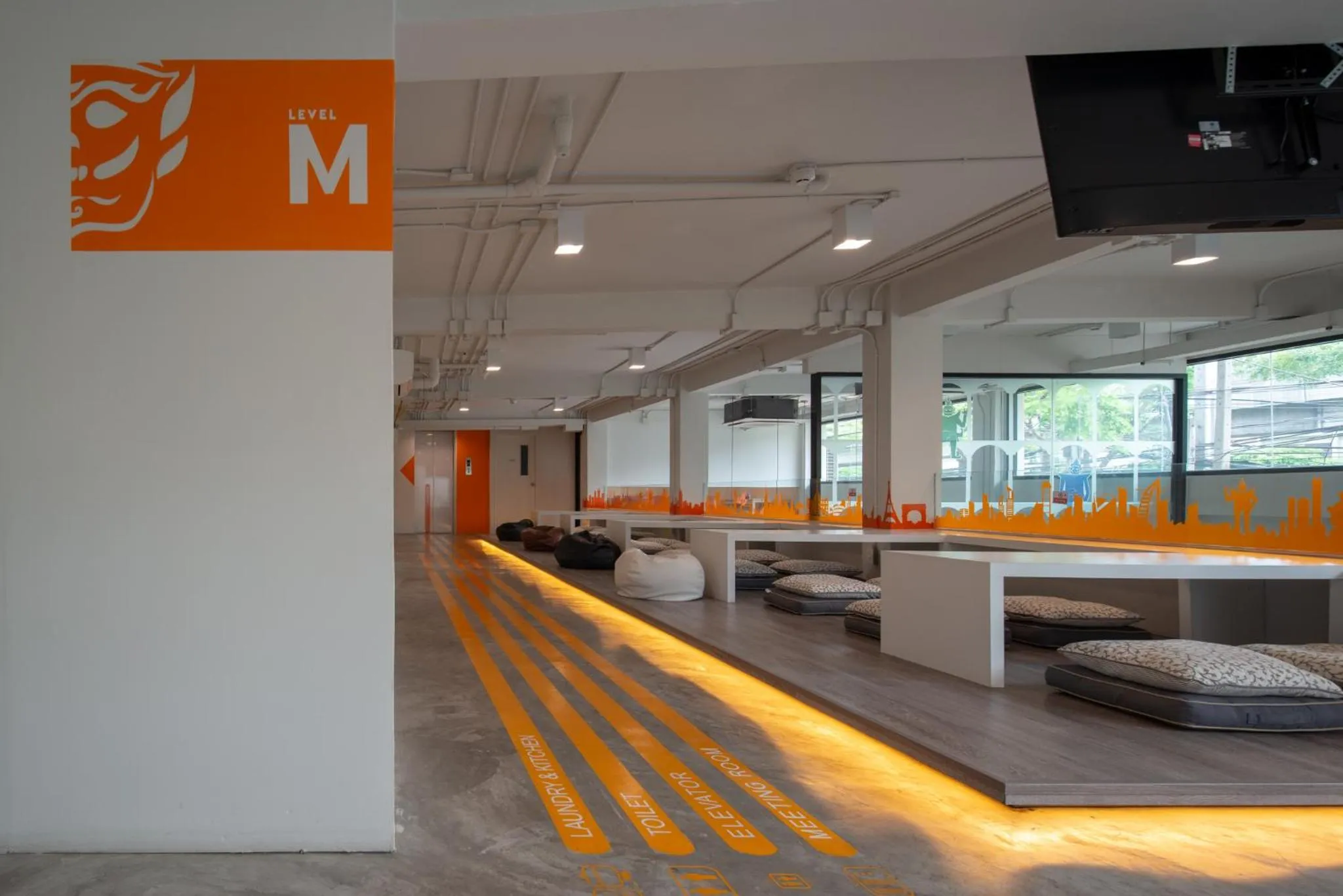 Communal lounge/ TV room in Yaks House Hostel