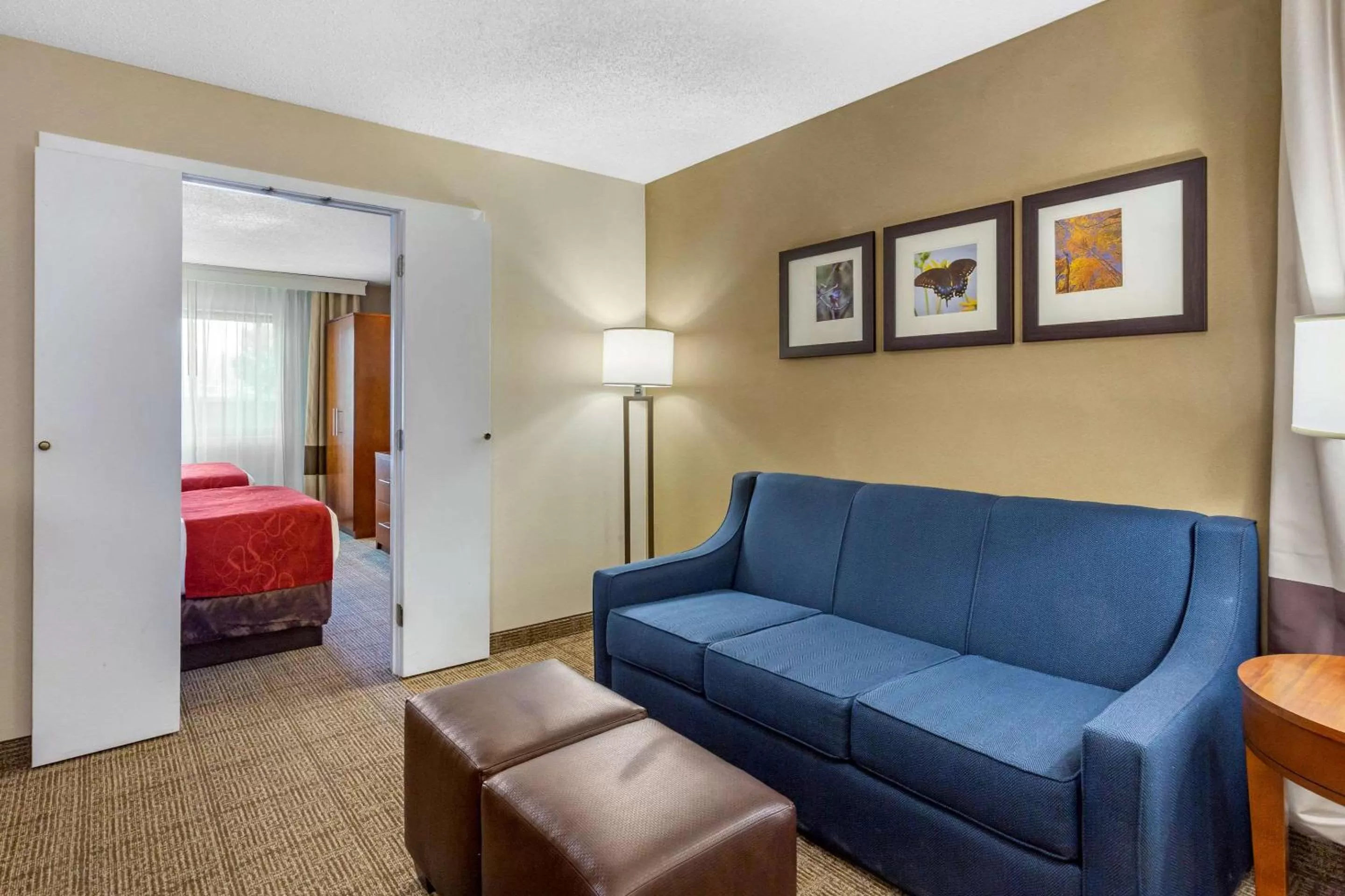 Bedroom, Bed in Comfort Suites Oakbrook Terrace near Oakbrook Center