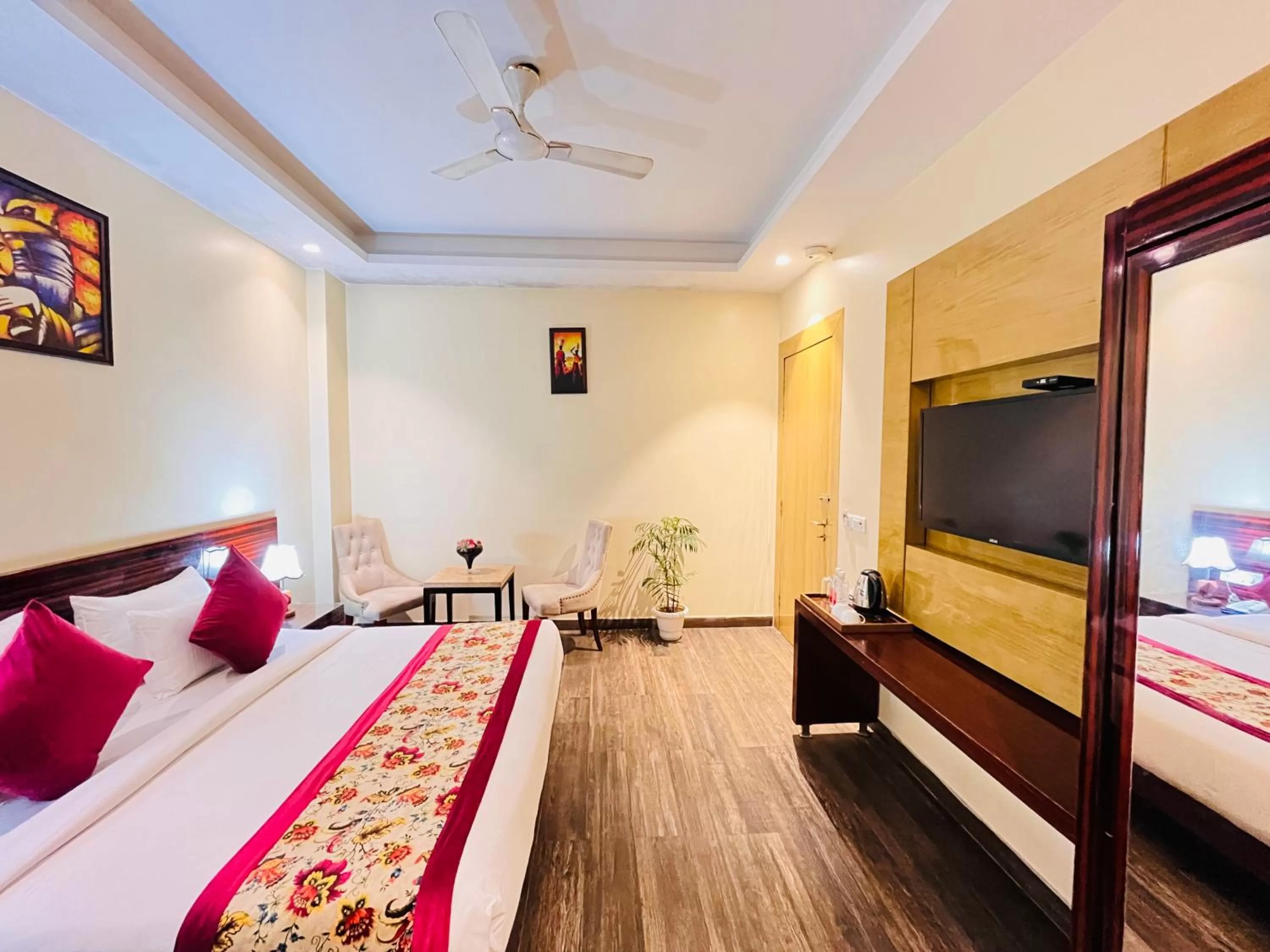 Communal lounge/ TV room, Bed in Hotel Banz near Delhi Airport