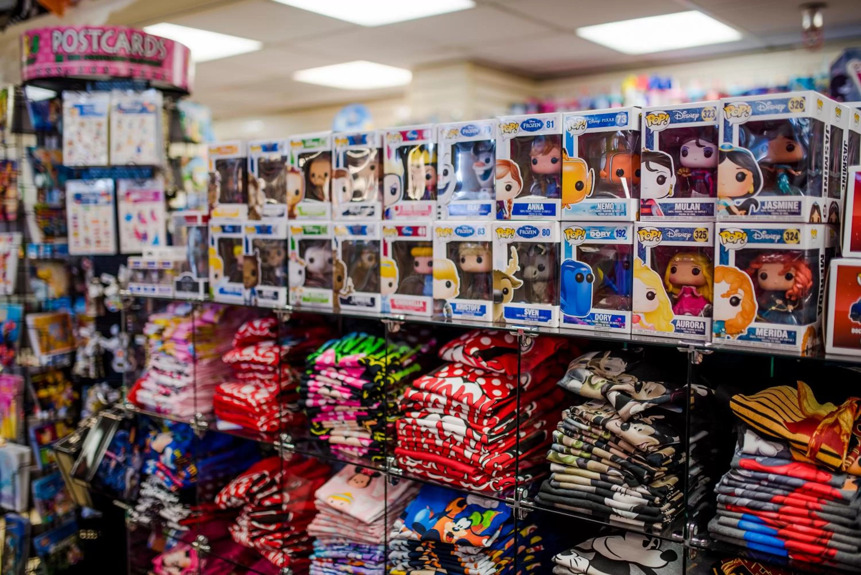 On-site shops in Howard Johnson by Wyndham Anaheim Hotel & Water Playground