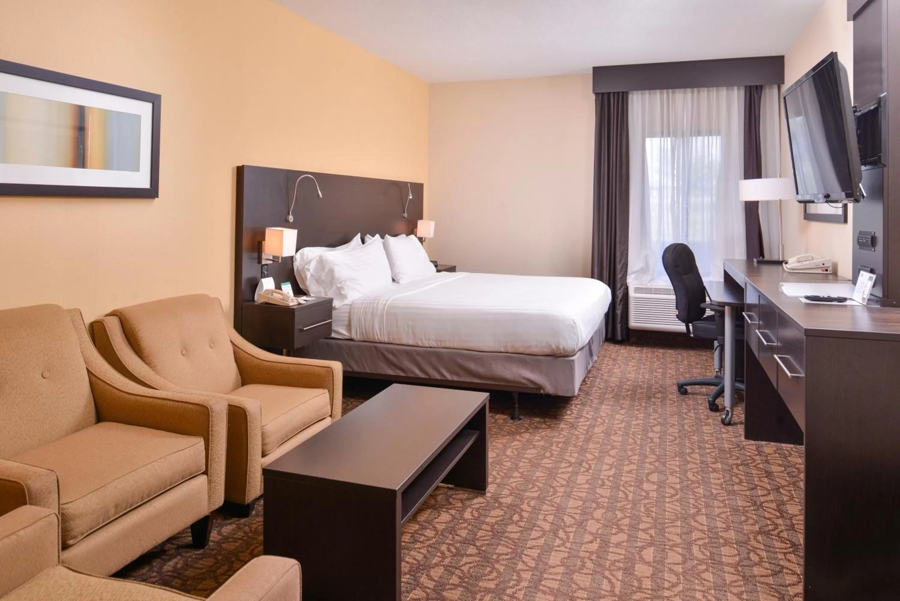 Photo of the whole room, Bed in Holiday Inn Express & Suites Topeka West I-70 Wanamaker by IHG