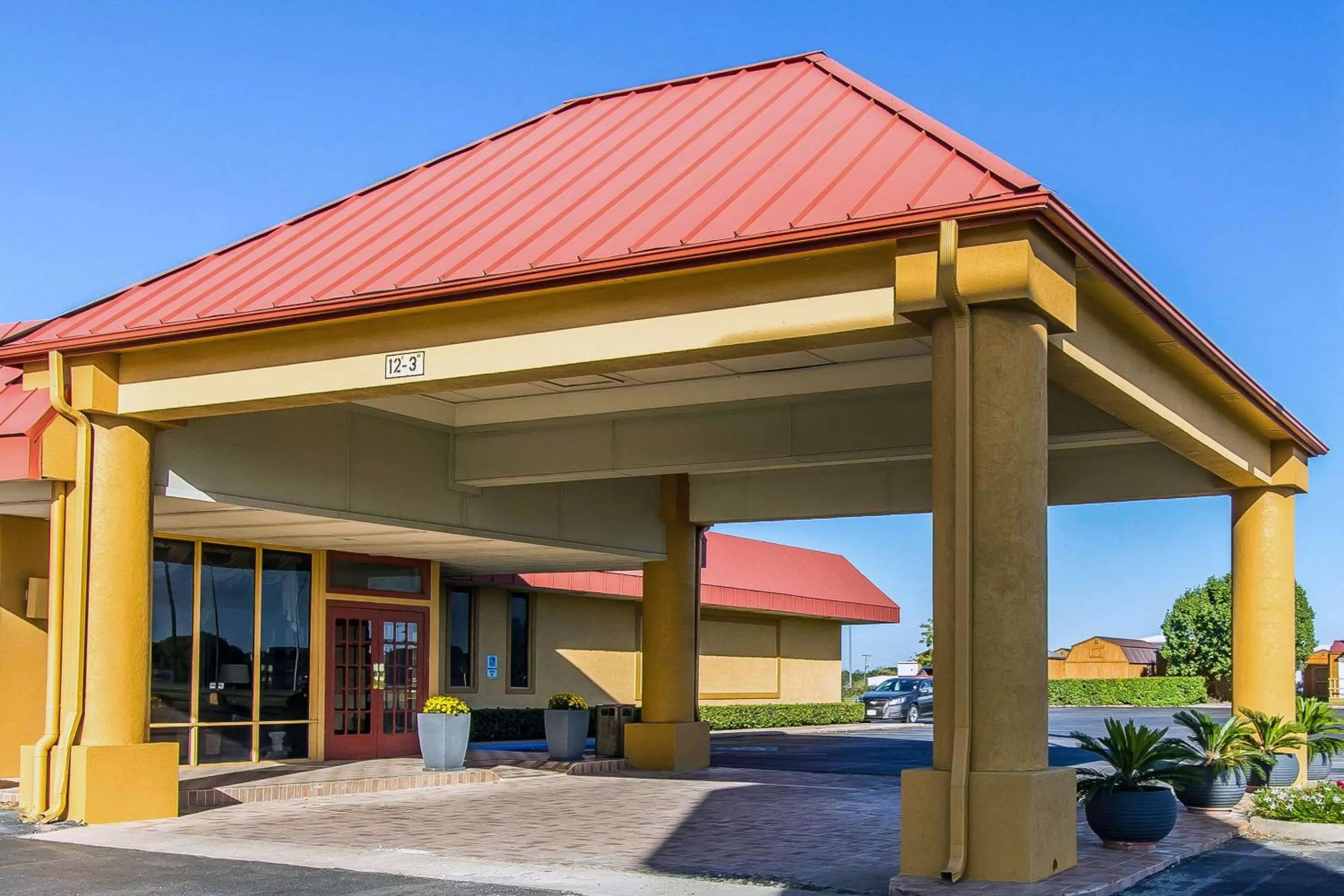 Property building in Quality Inn Ada near University