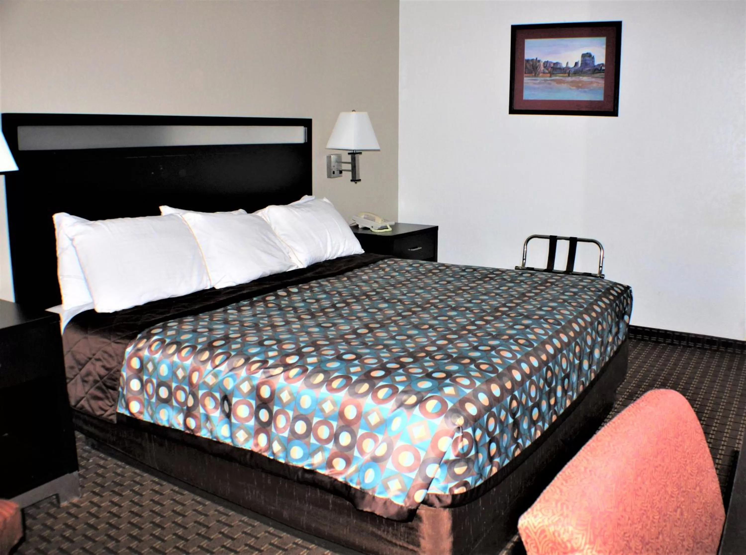 Bed in Knights Inn Payson