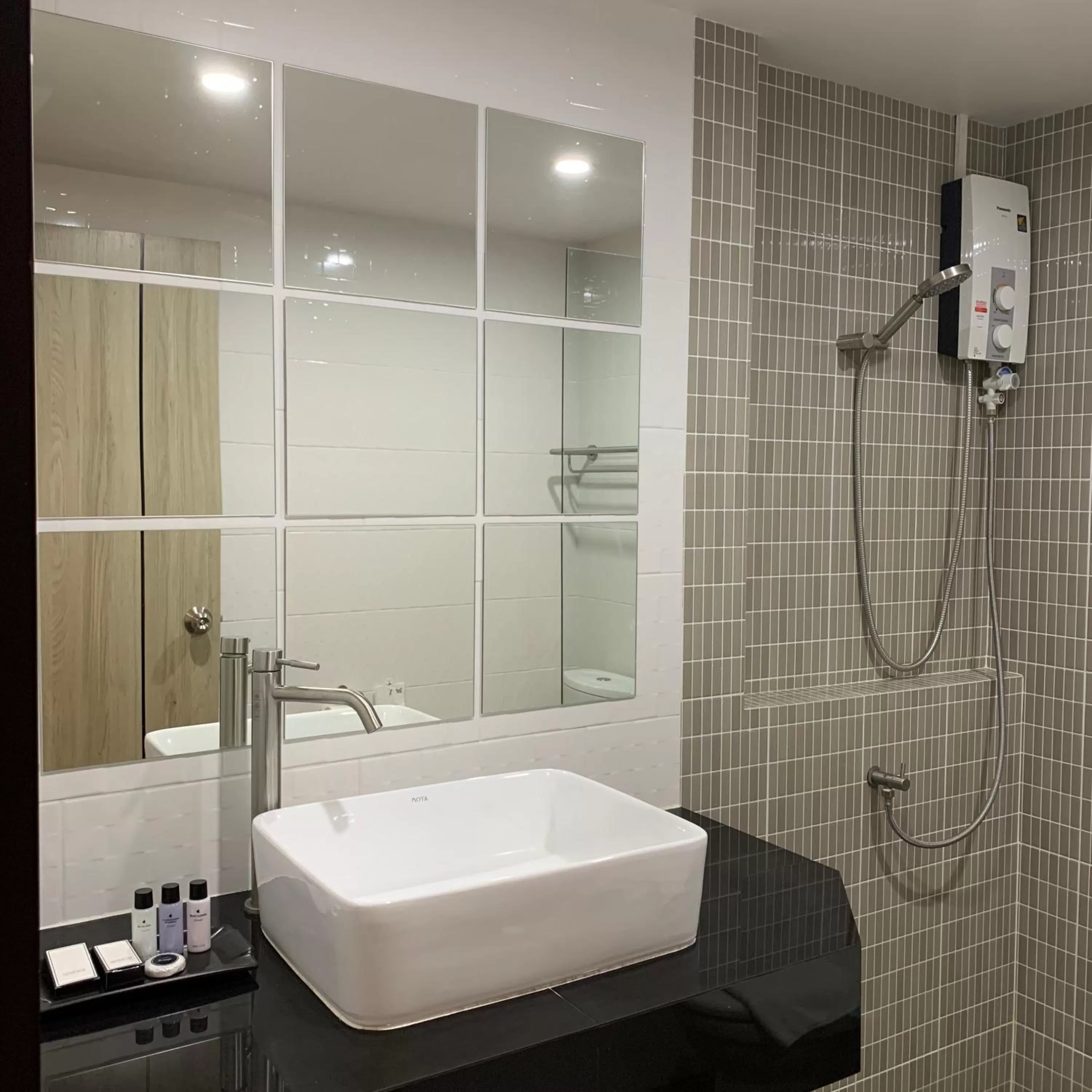 Bathroom in Toptel Thaphra - ท็อปเทล ท่าพระ