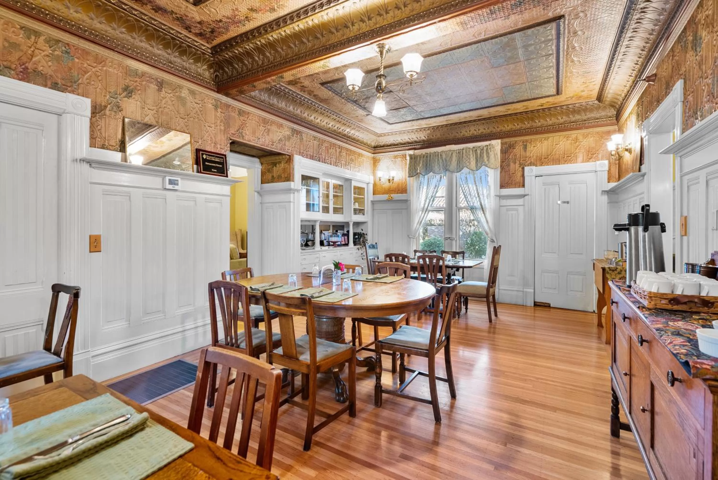 Restaurant/Places to Eat in Hennessey House Bed and Breakfast