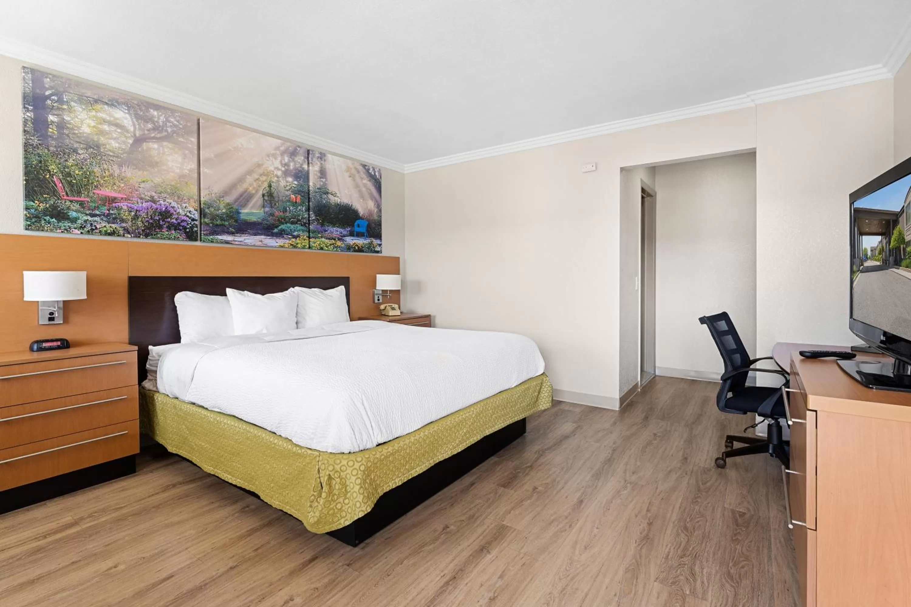 Bed in Days Inn & Suites by Wyndham Roseville/Detroit Area