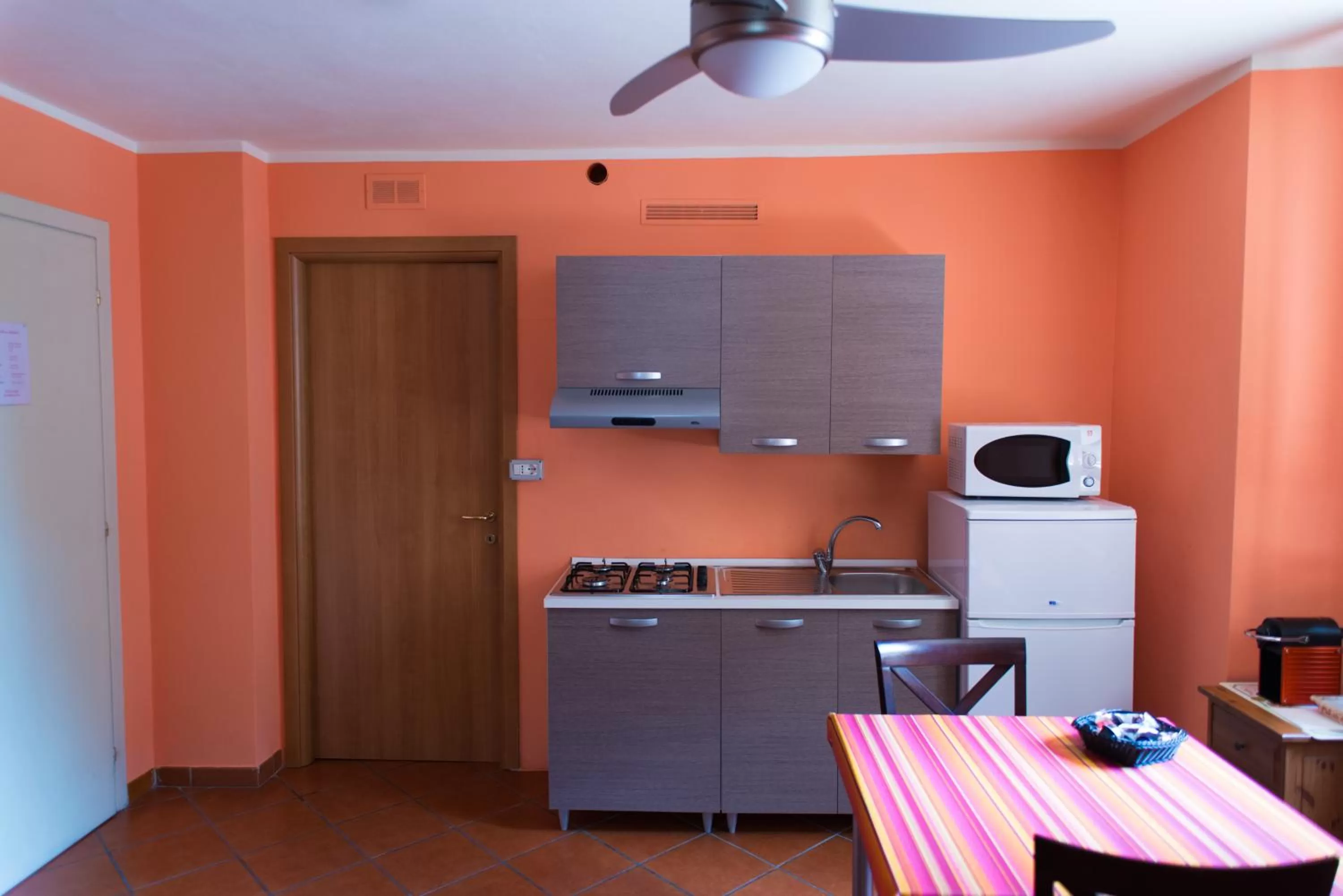 Kitchen or kitchenette in Al Cardinale Rooms & Studios