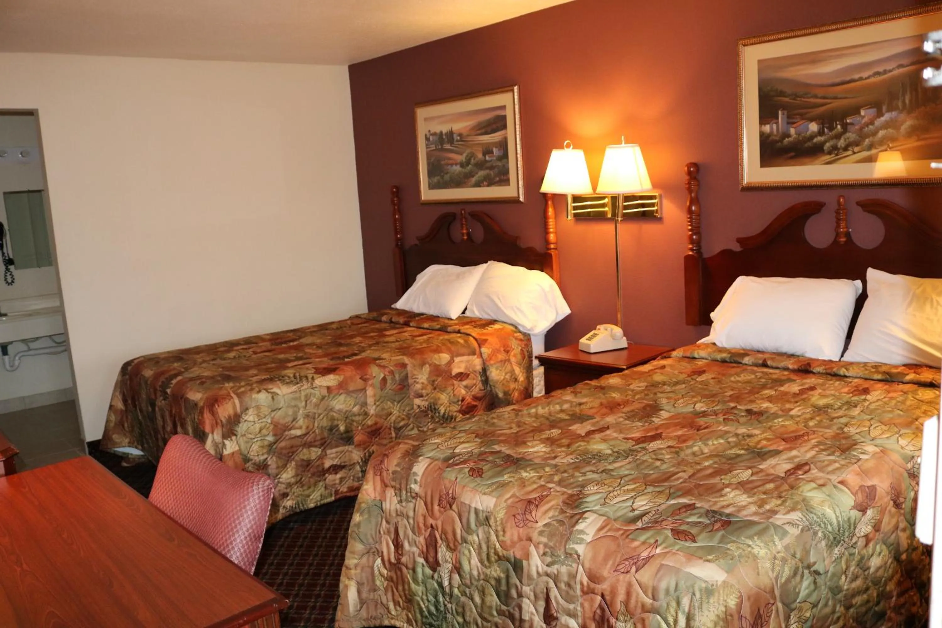 Bed in Battlefield Inn Springfield