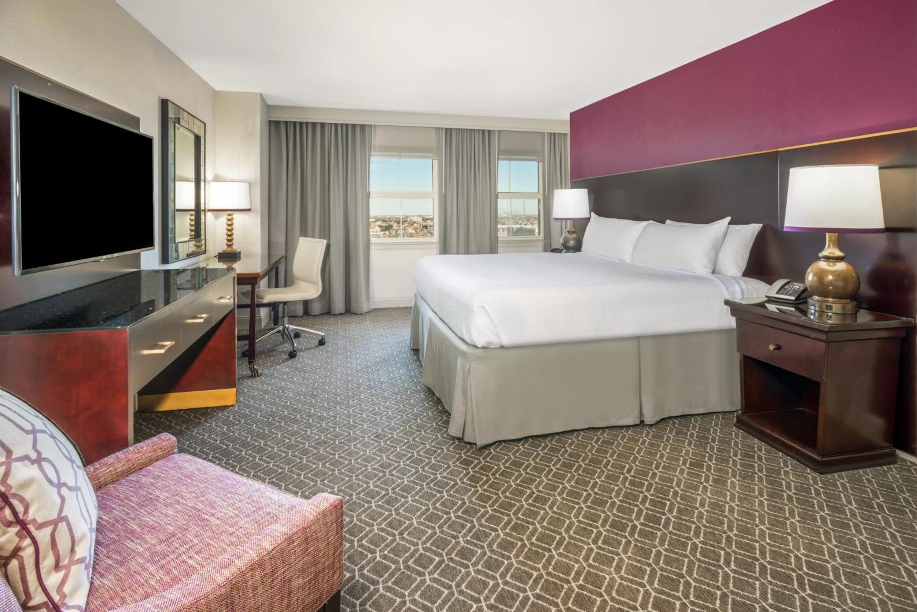 Standard King Room with Street View in Crowne Plaza New Orleans French Qtr - Astor by IHG