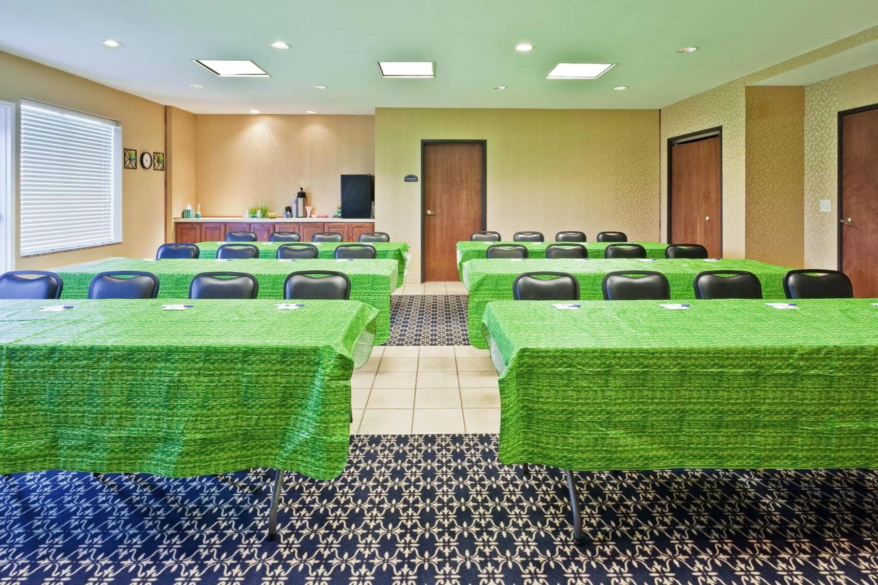 Meeting/conference room in Holiday Inn Express Hotel & Suites Paragould by IHG