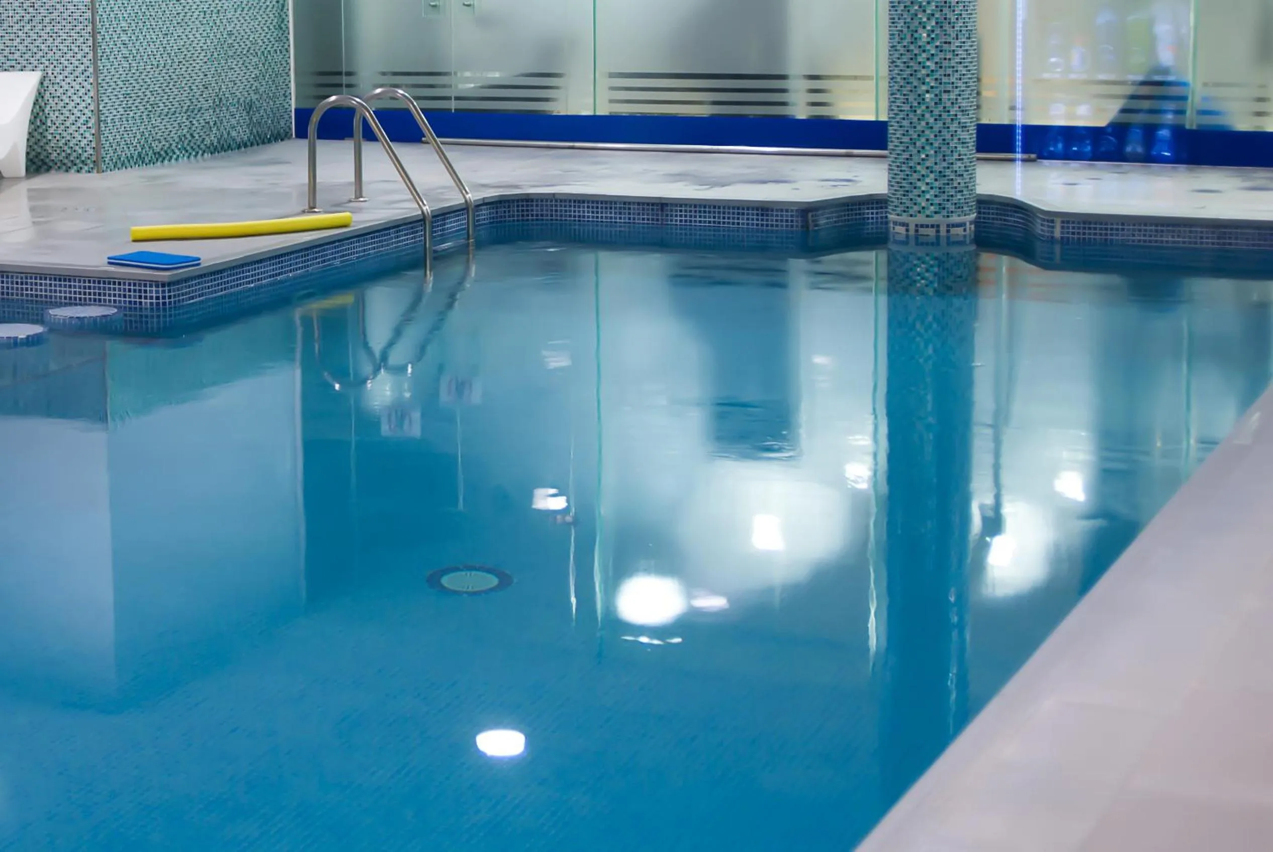 Swimming pool in Ona Ogisaka Garden