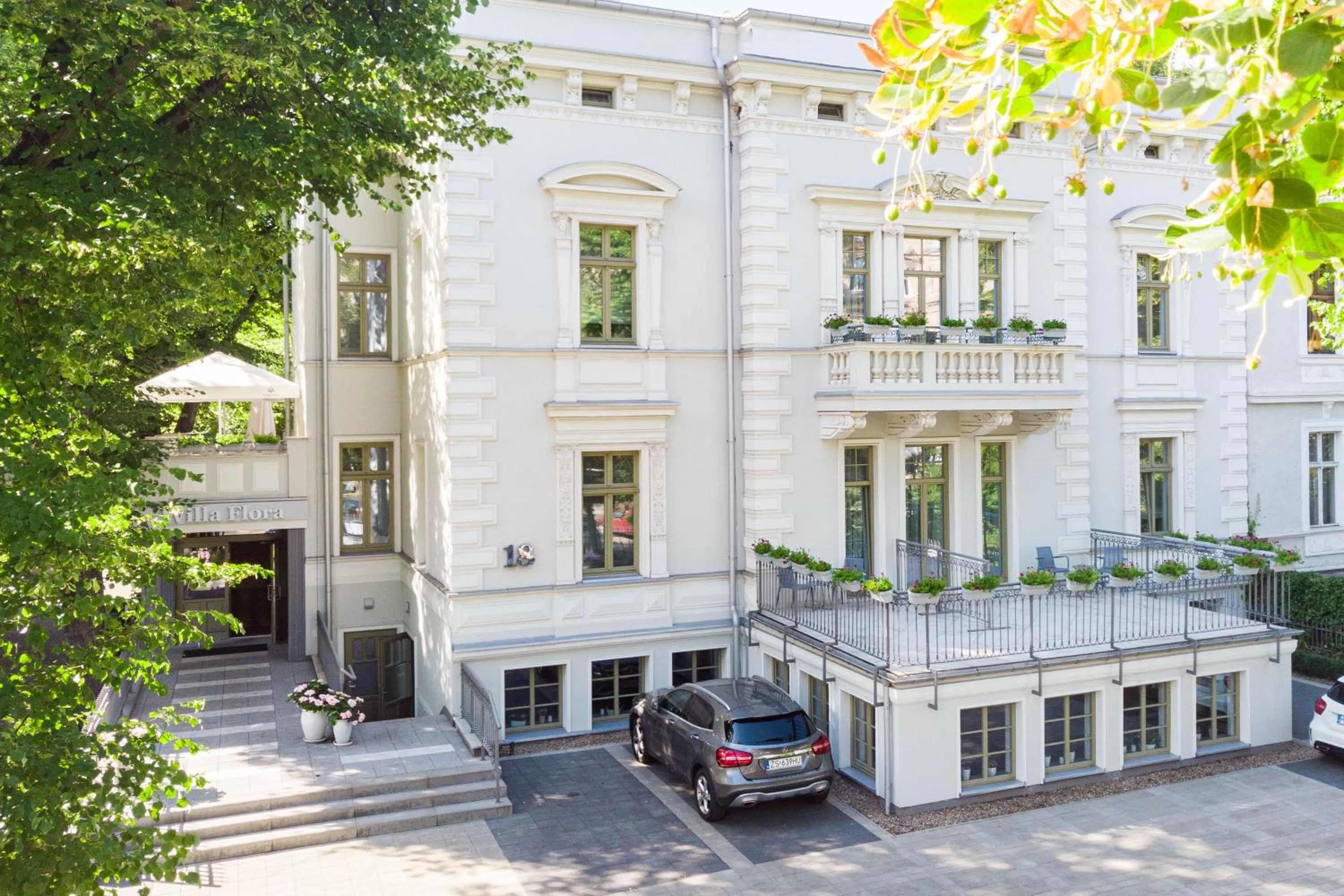Property building in Hotel Willa Flora