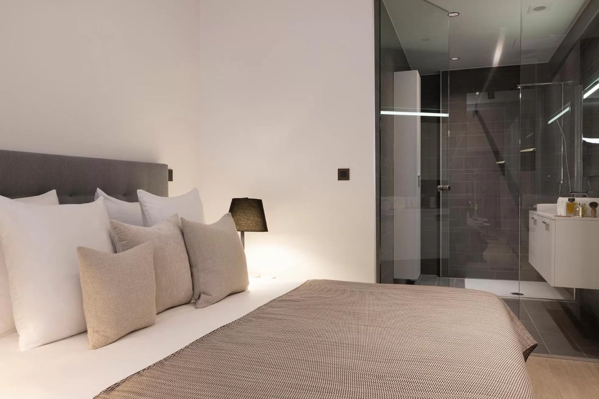 Bathroom, Bed in L-Avenue