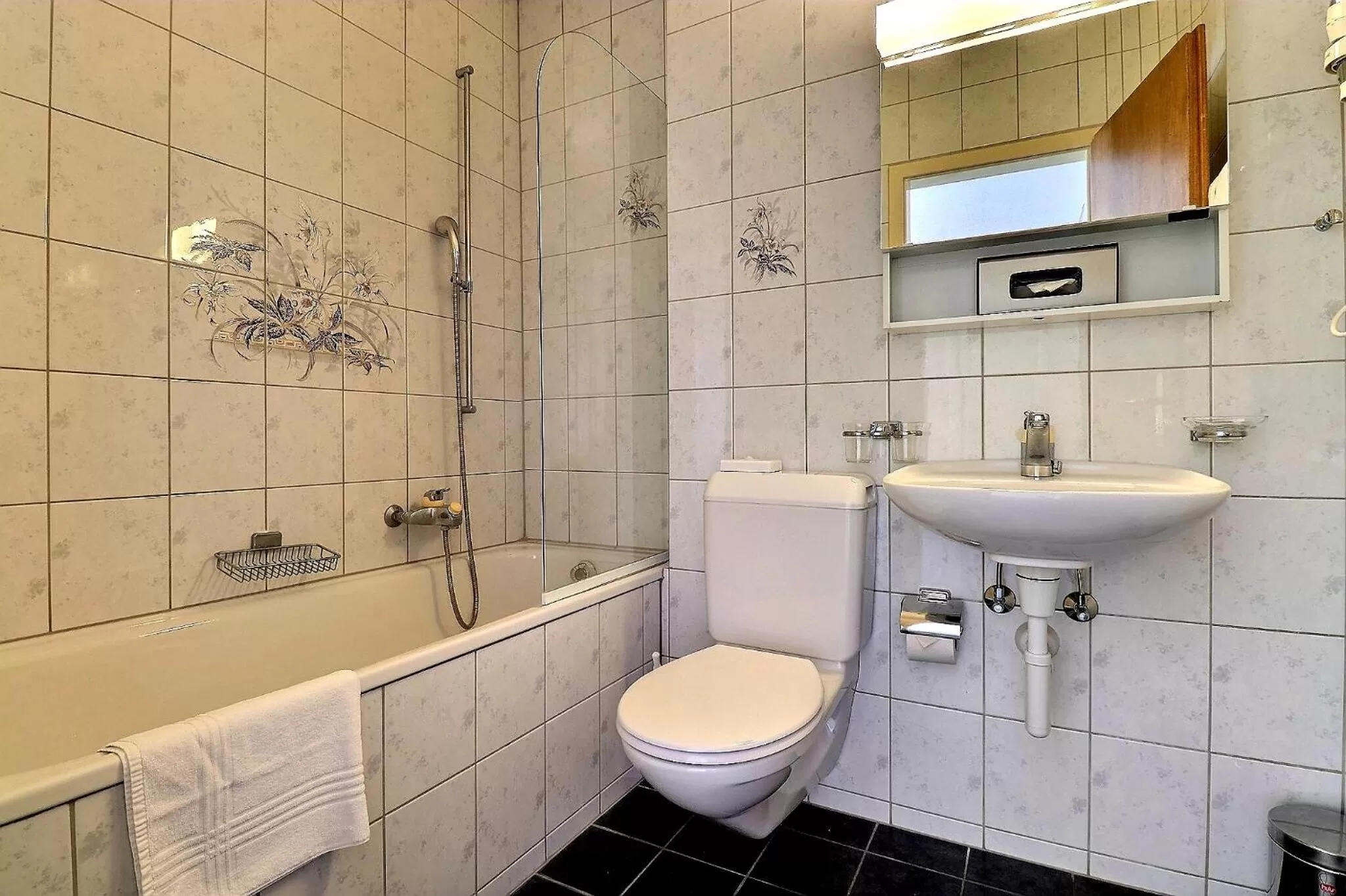 Bathroom in Hôtel Restaurant Bellevue