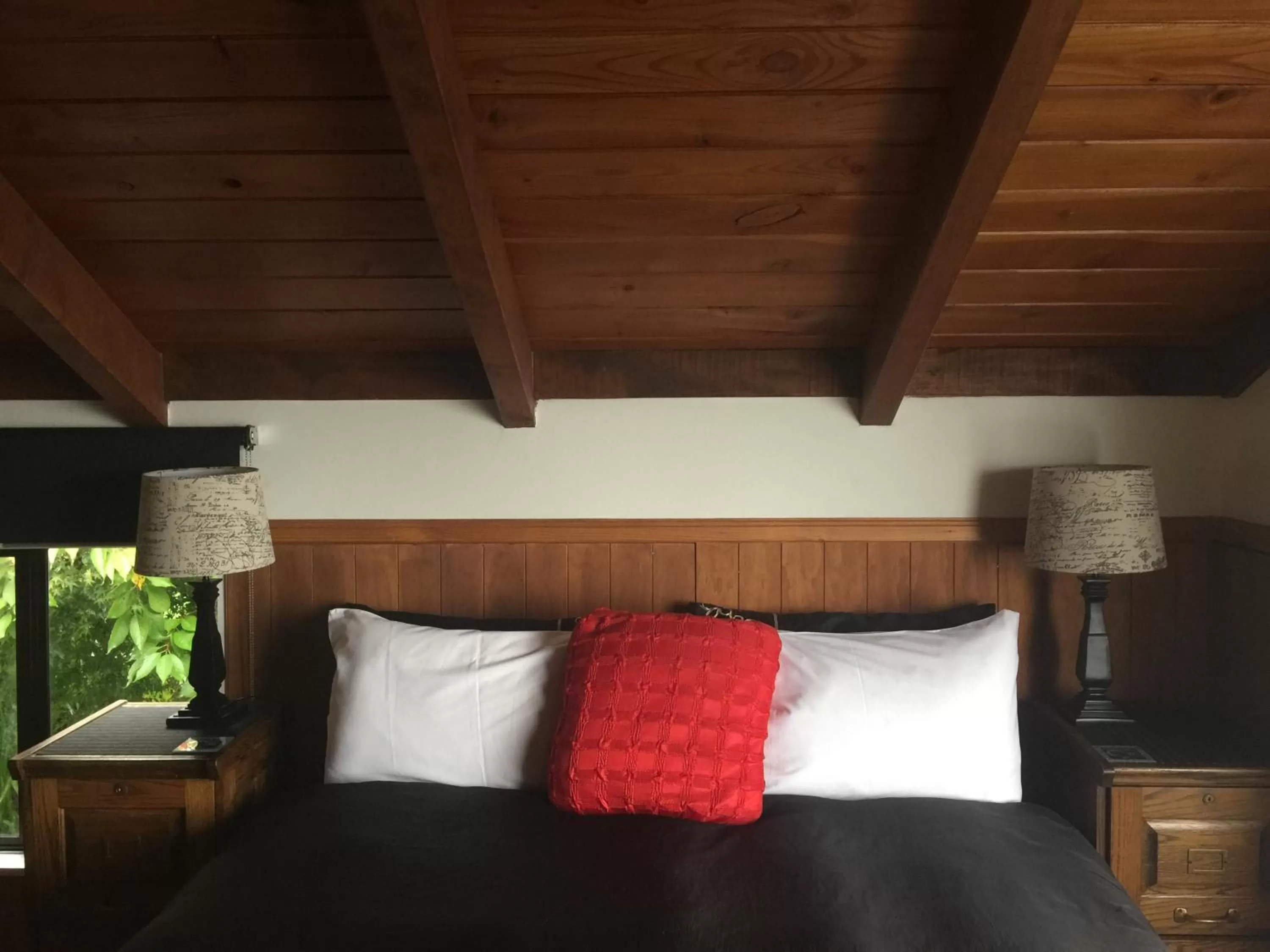 Bed in Grafton Cottage & Chalets