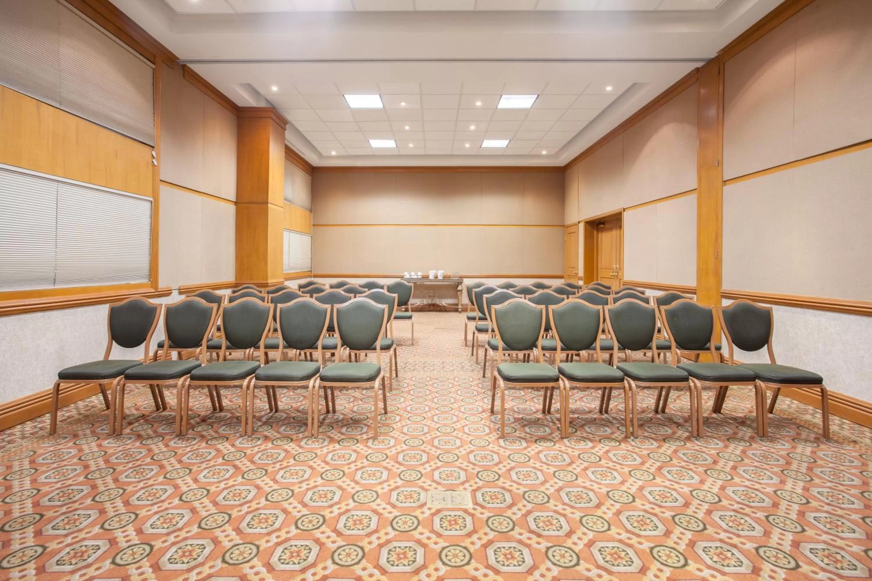 Meeting/conference room in Crowne Plaza Torreon by IHG