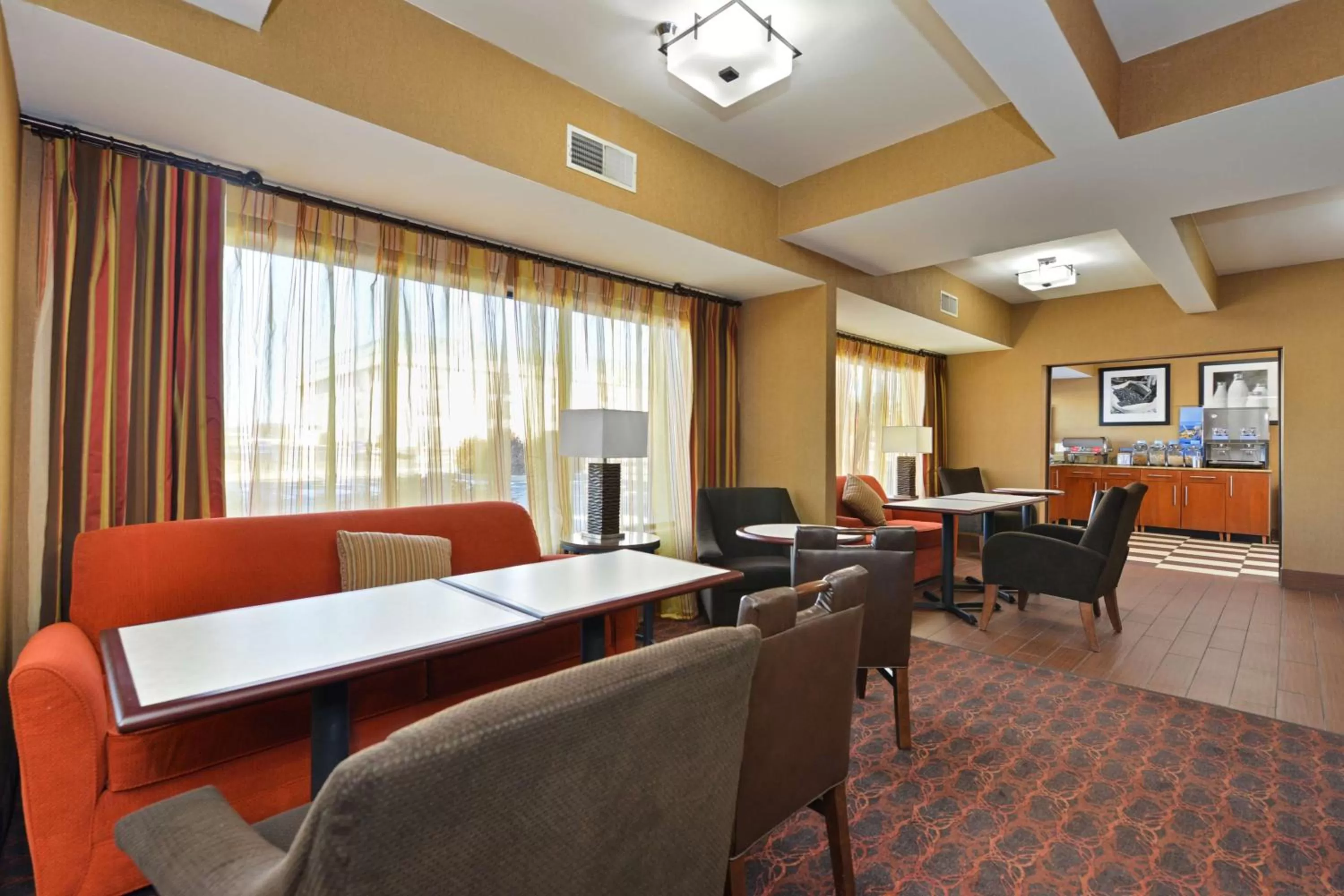 Dining area in Hampton Inn St. Louis/Collinsville