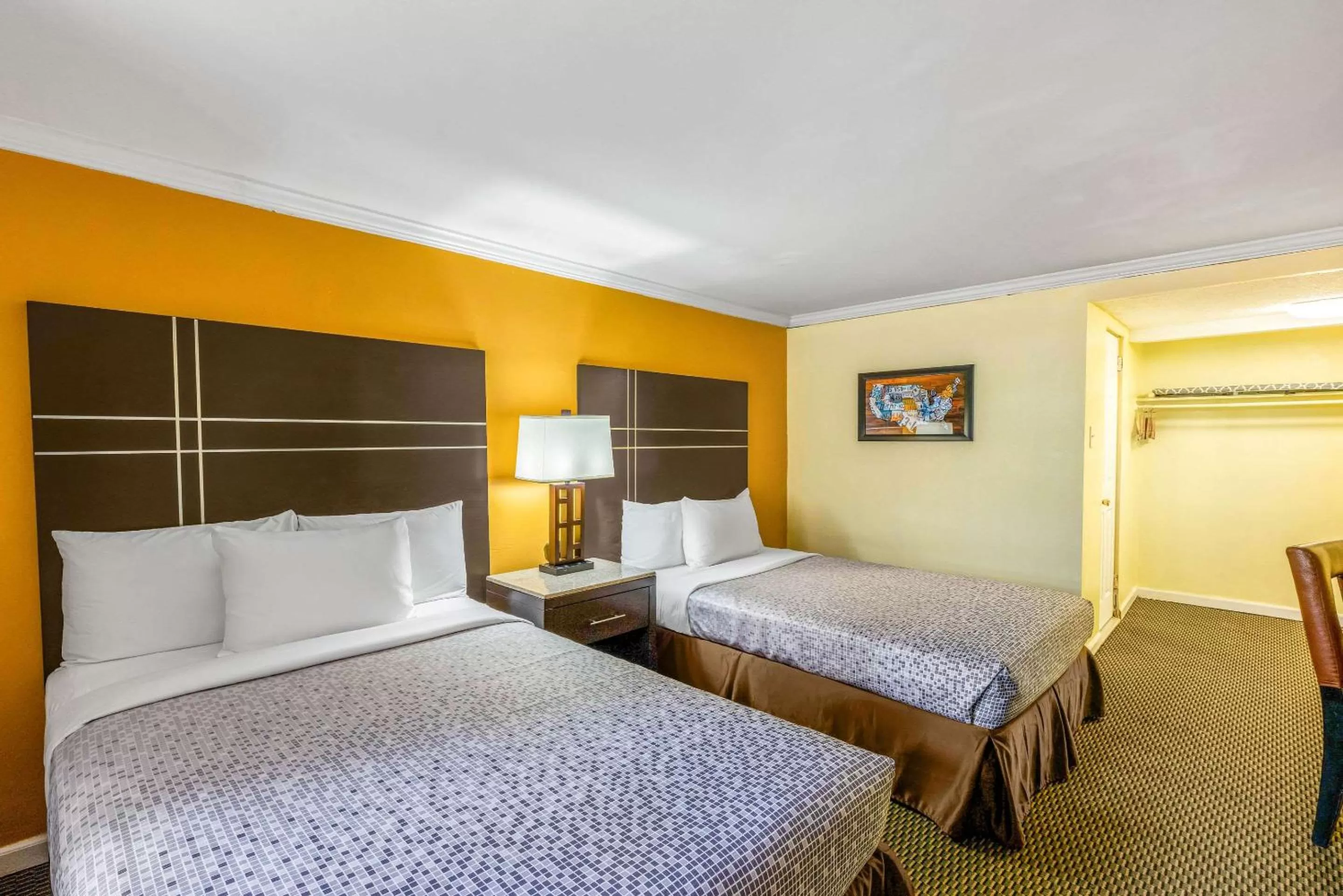 Photo of the whole room, Bed in Econo Lodge Beach and Boardwalk