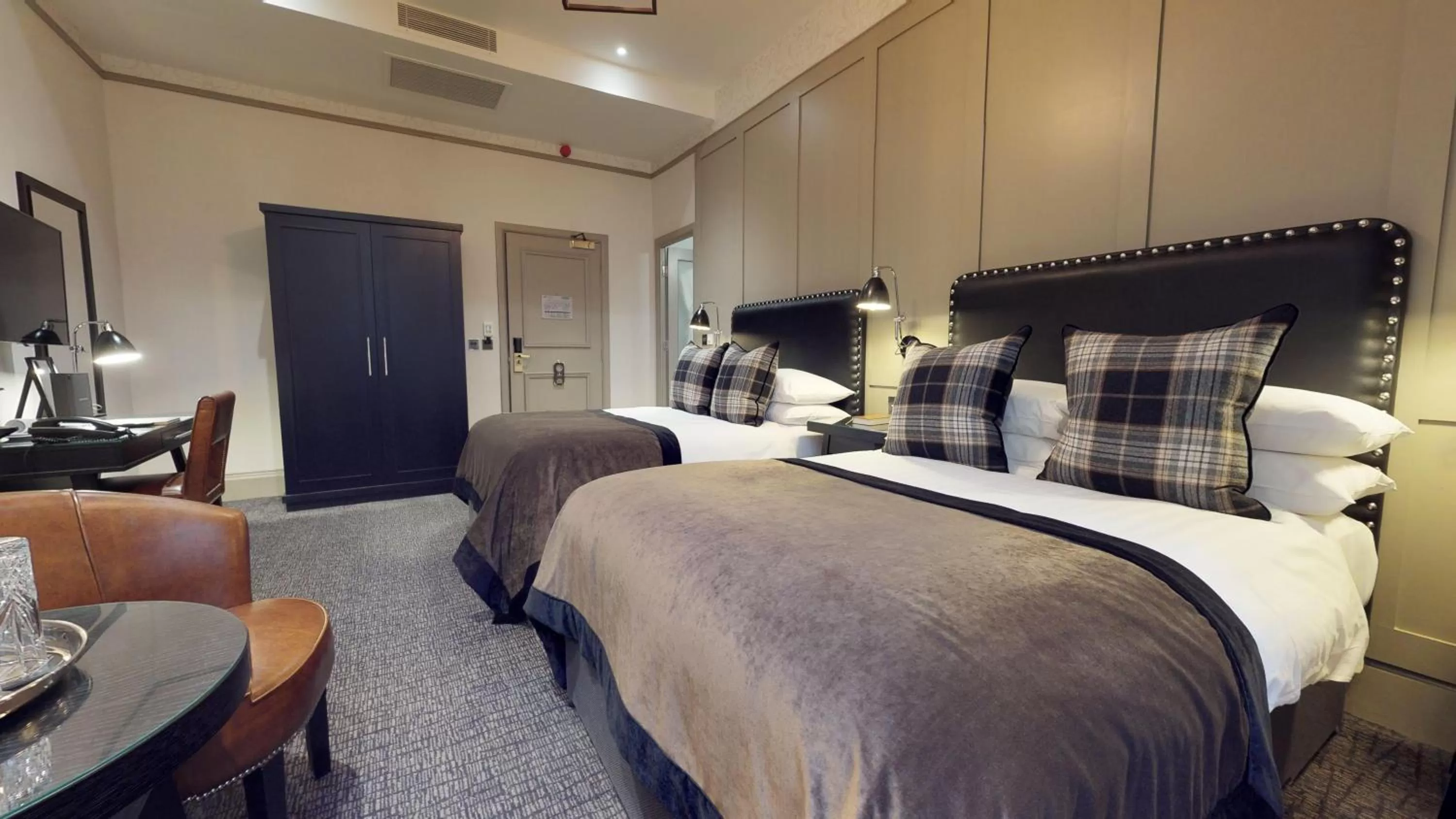 Bedroom, Bed in Macdonald Burlington Hotel