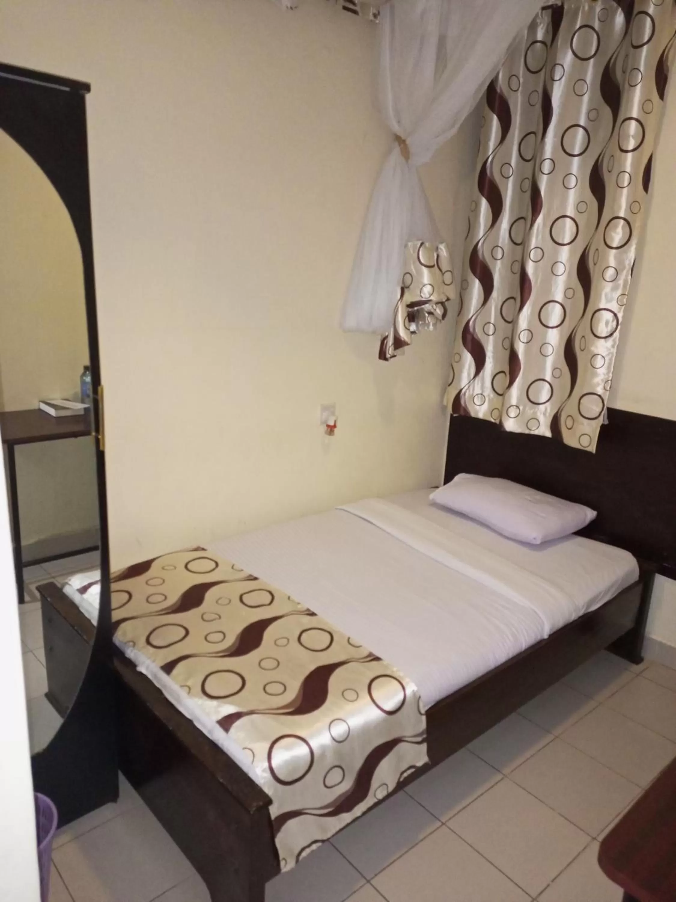 Bedroom, Bed in Beach View Hotel - Kisumu